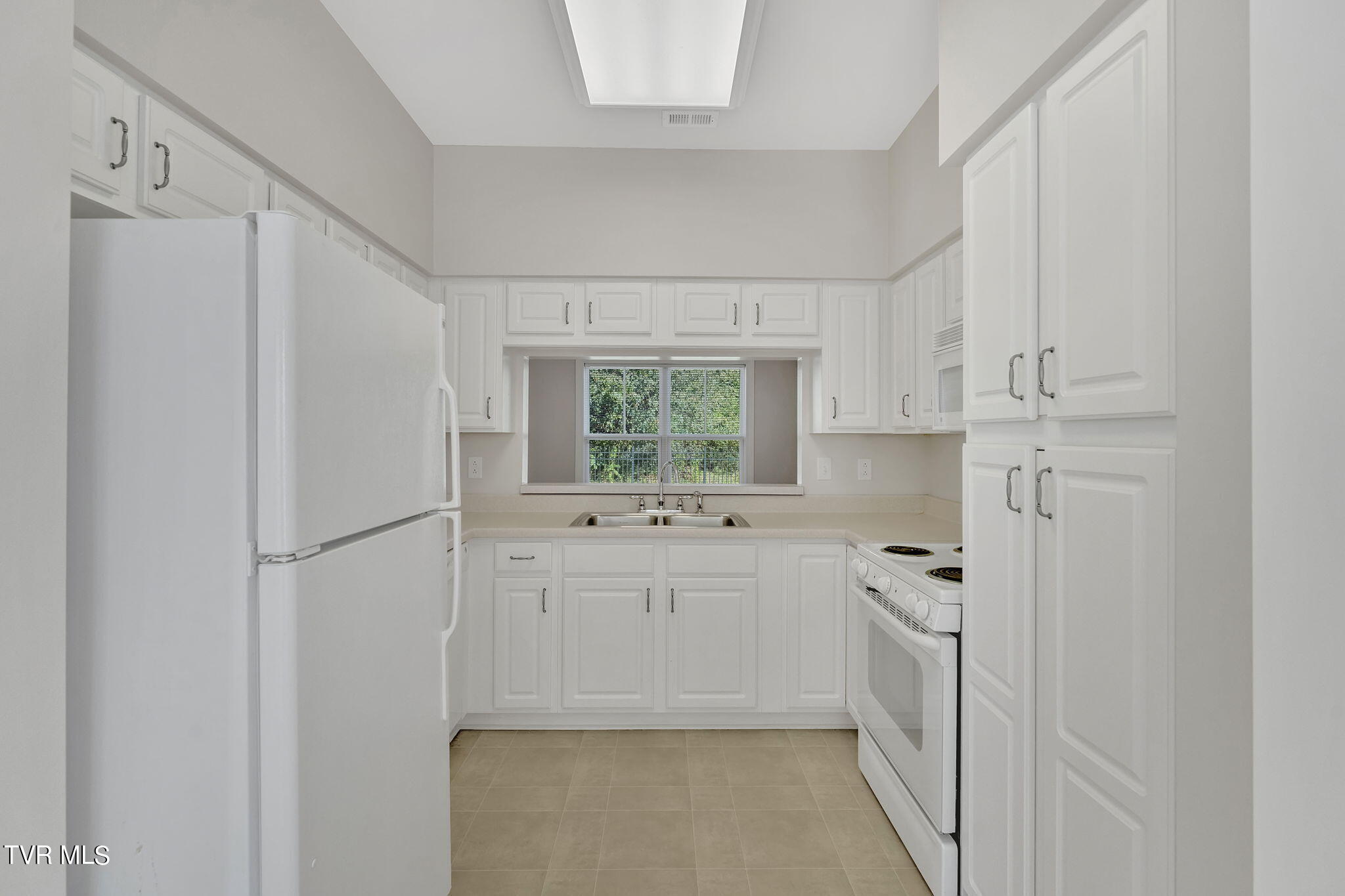 211 University Parkway, 7