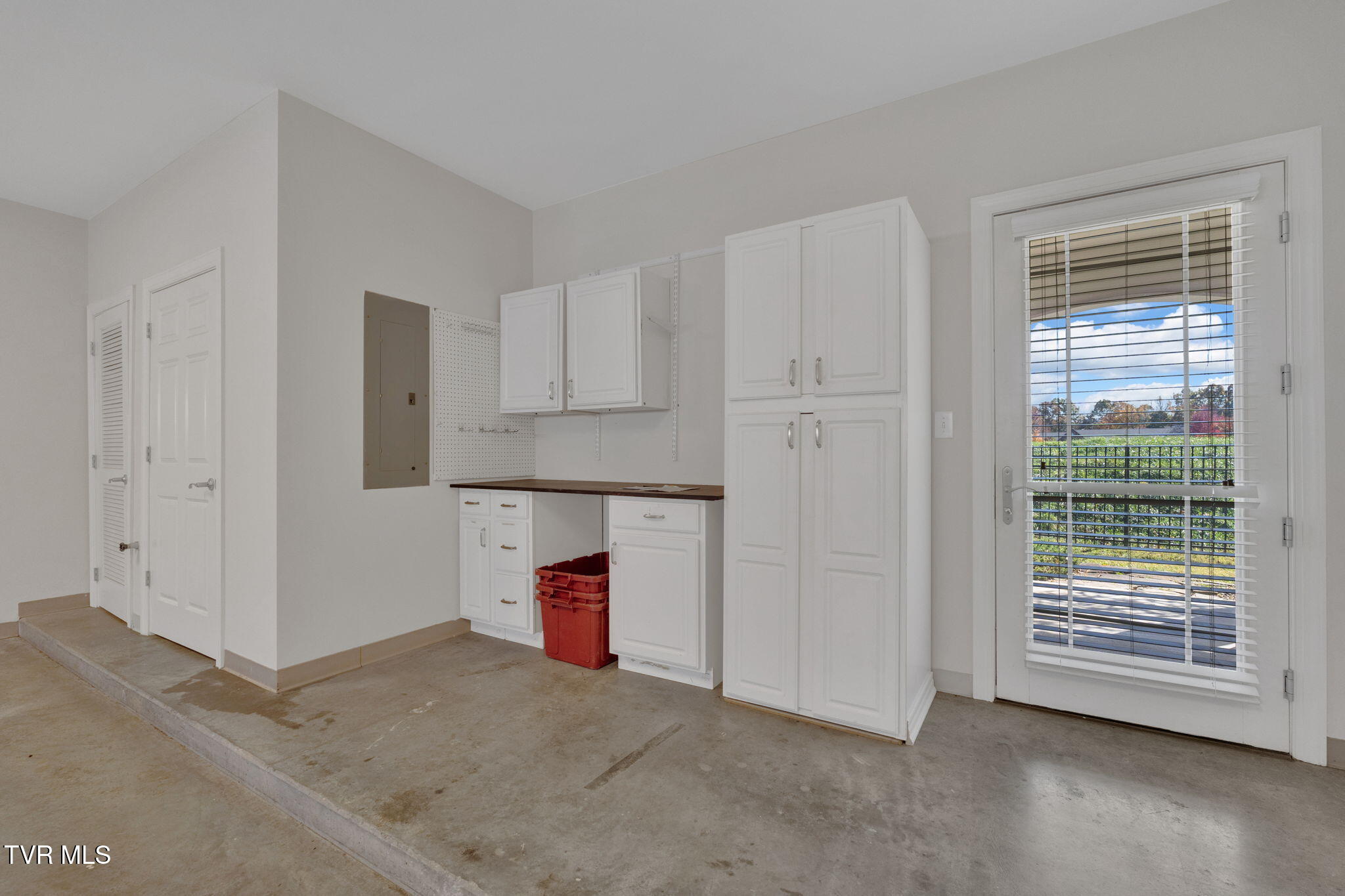 211 University Parkway, 10