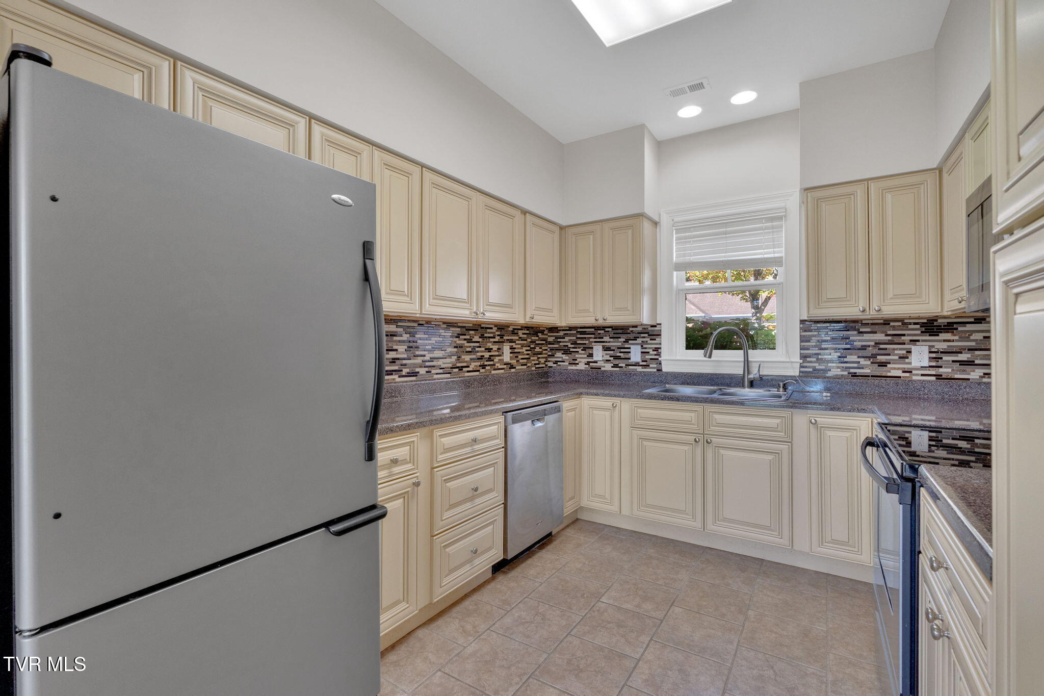 211 University Parkway, 10