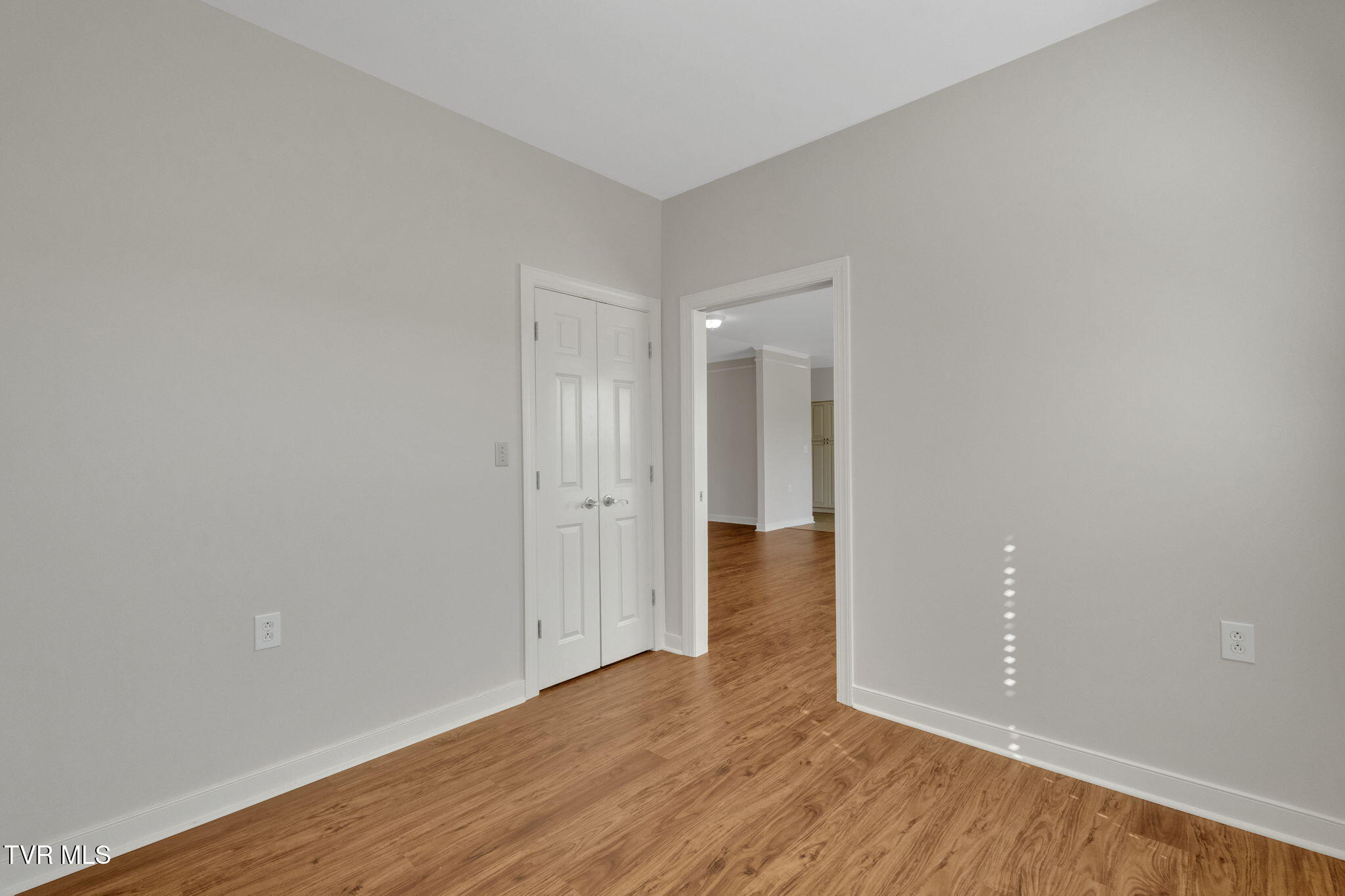 211 University Parkway, 10