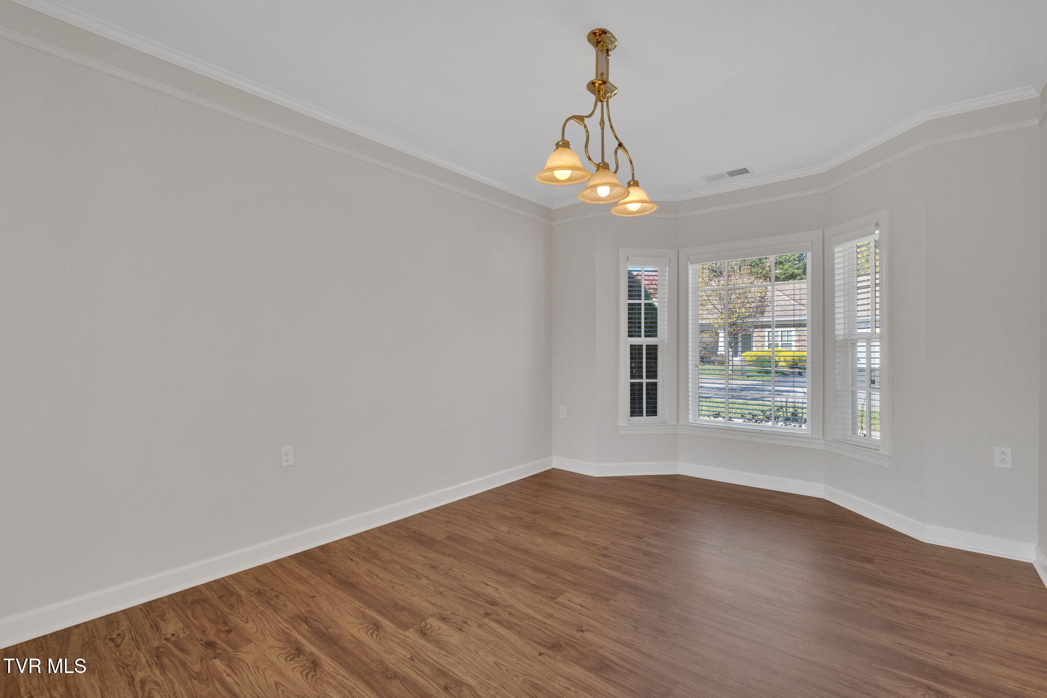 211 University Parkway, 10