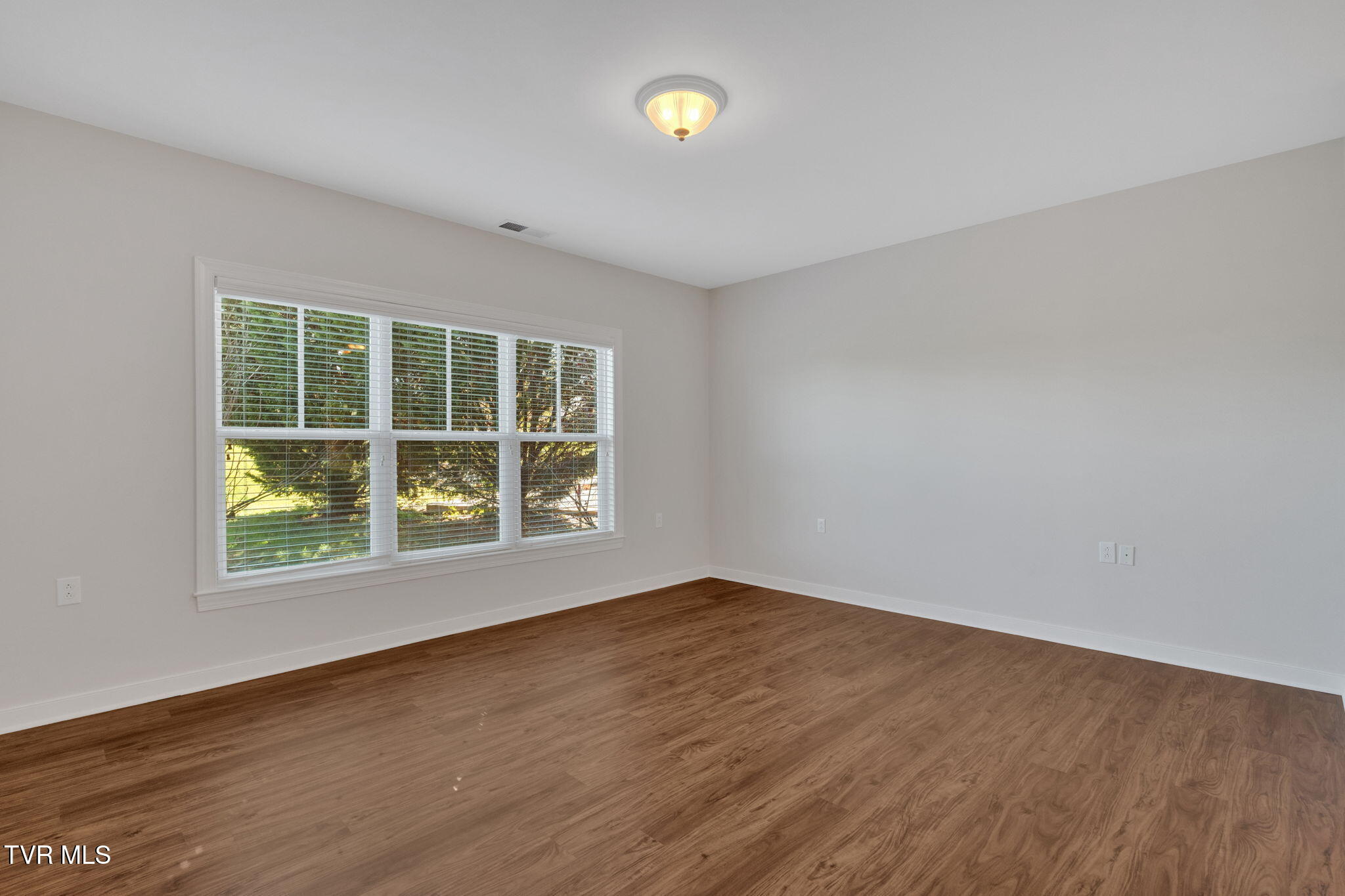 211 University Parkway, 10