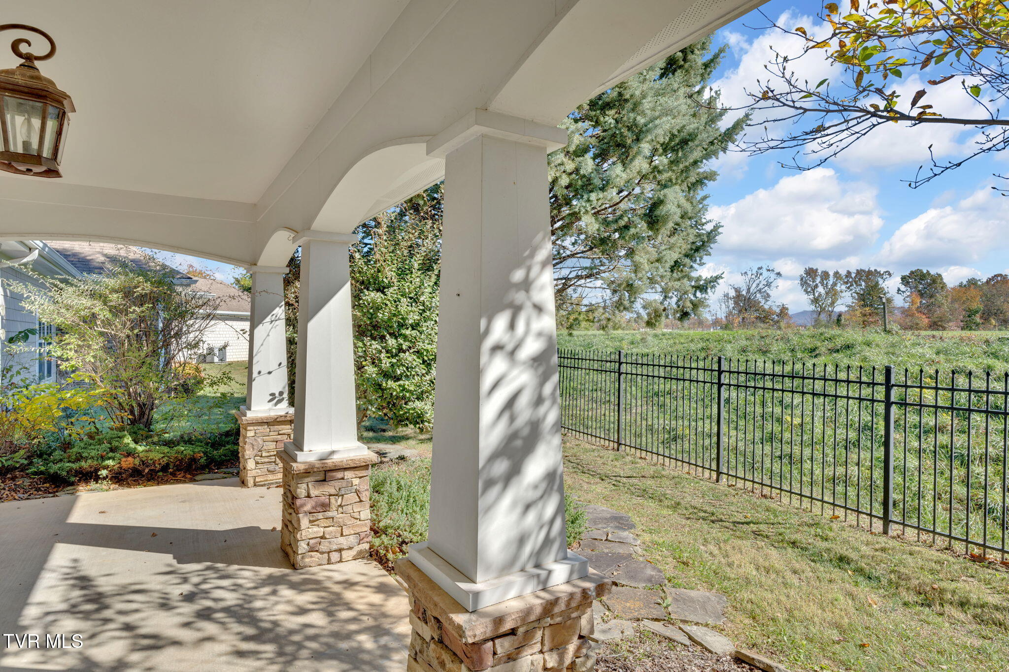 211 University Parkway, 10