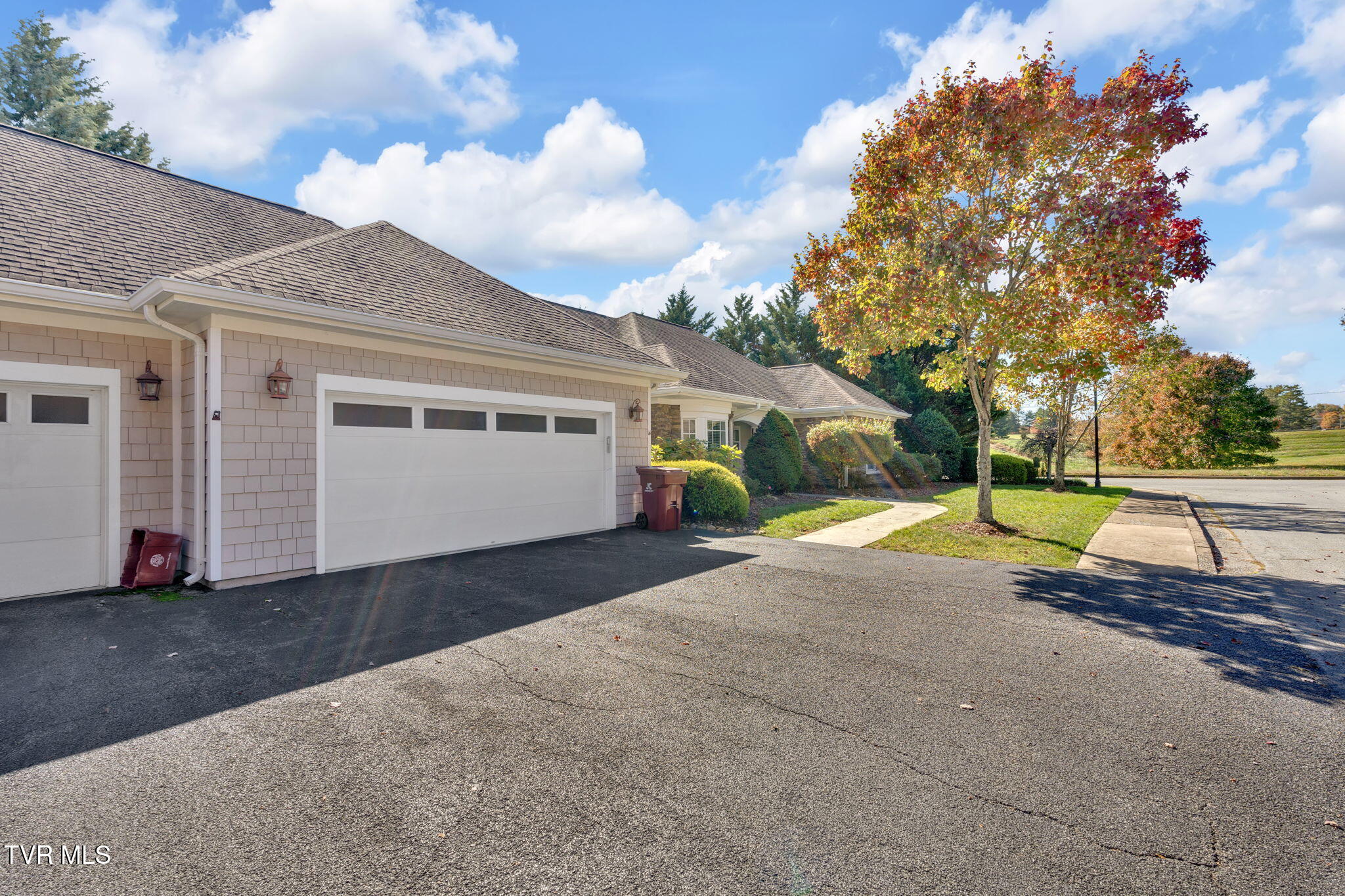 211 University Parkway, 10