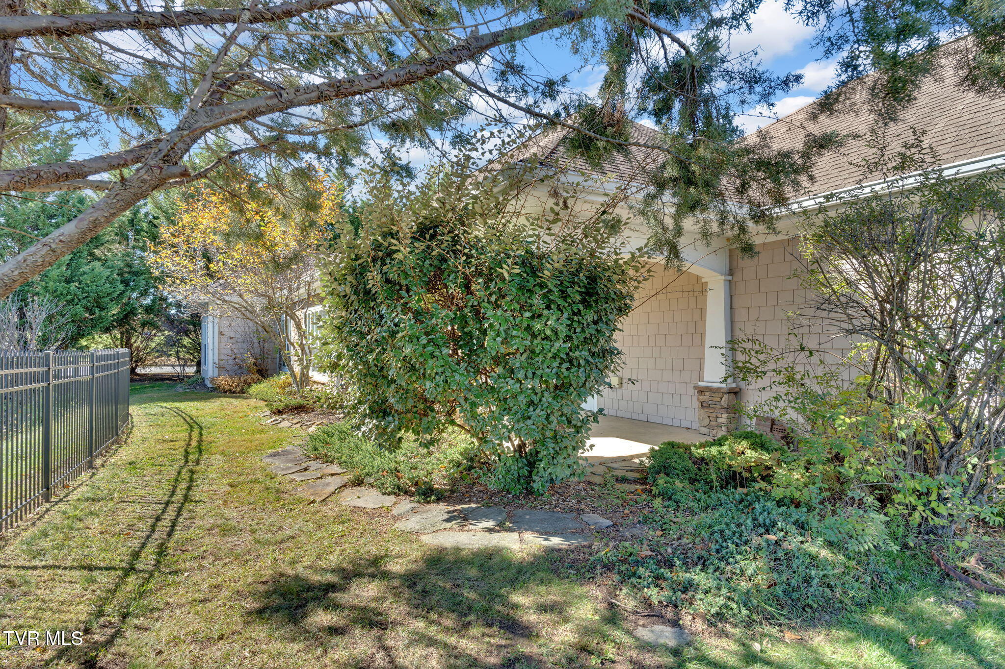 211 University Parkway, 10