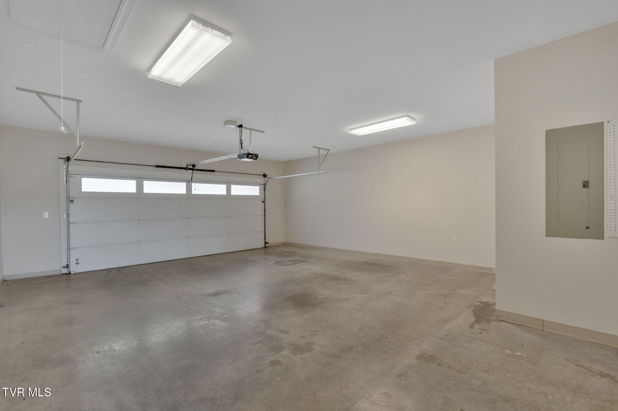 211 University Parkway, 10