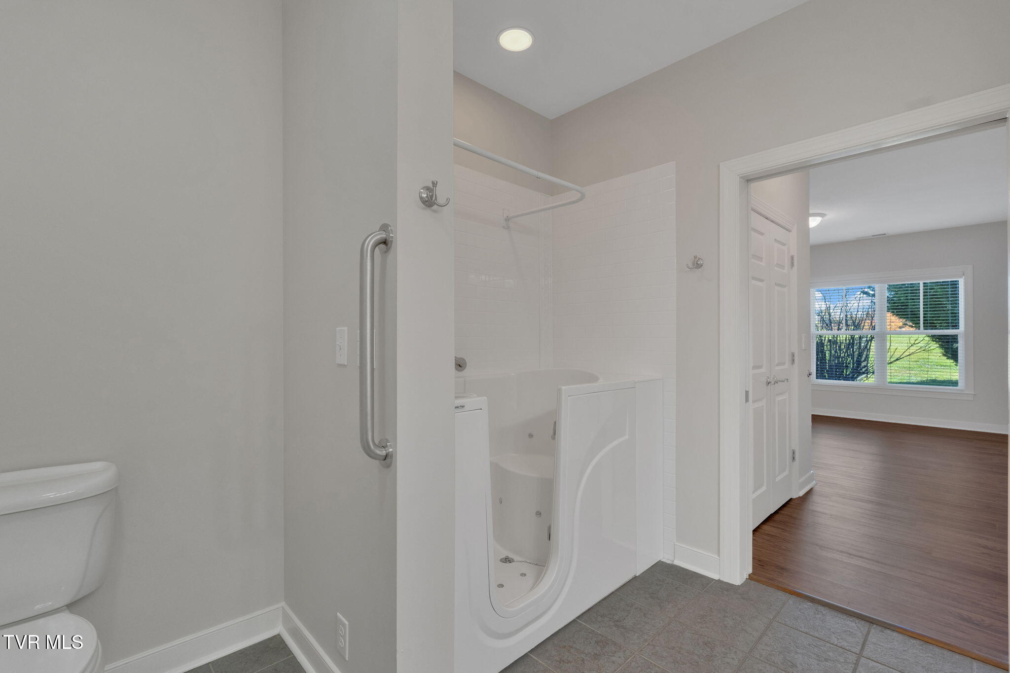 211 University Parkway, 10