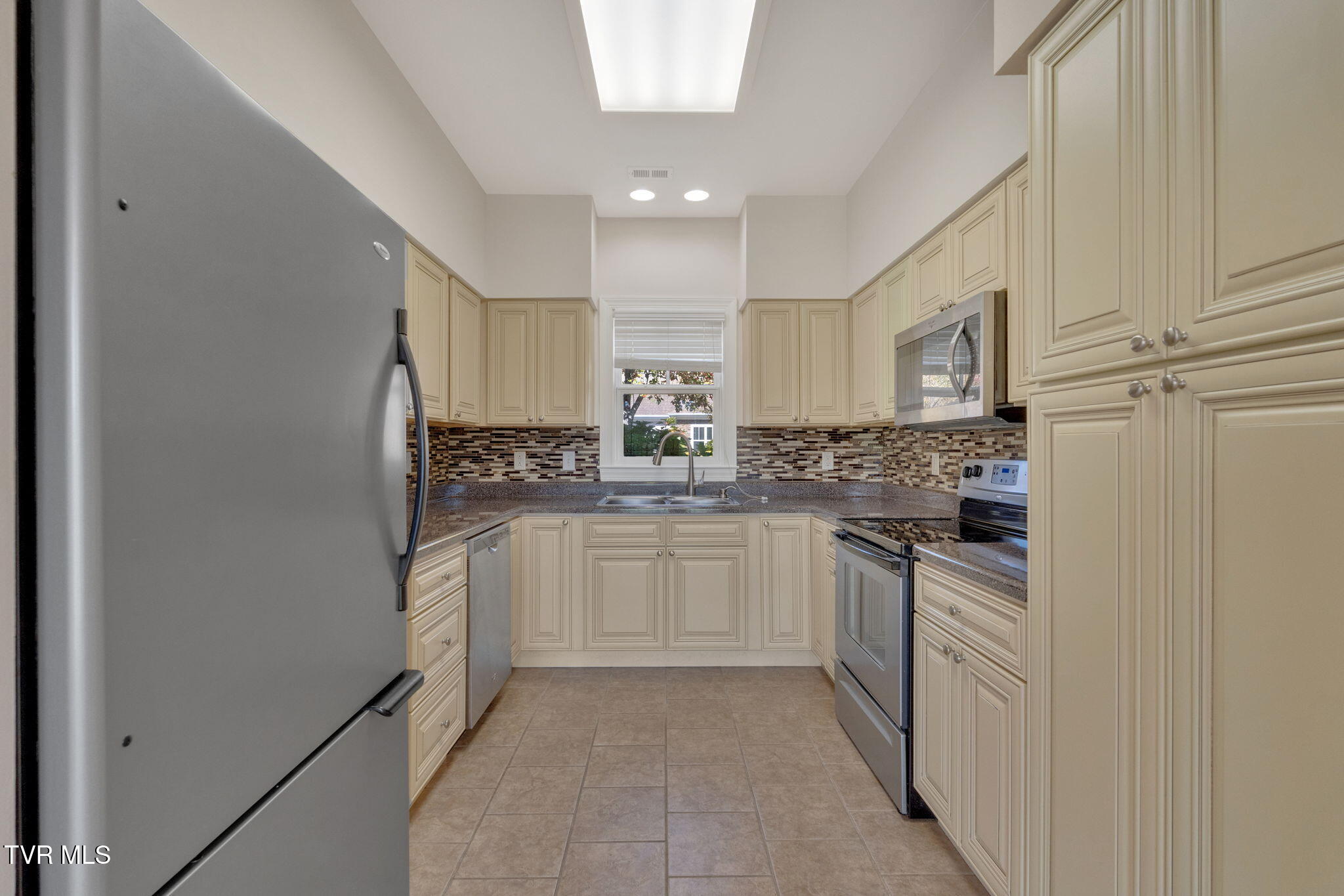 211 University Parkway, 10