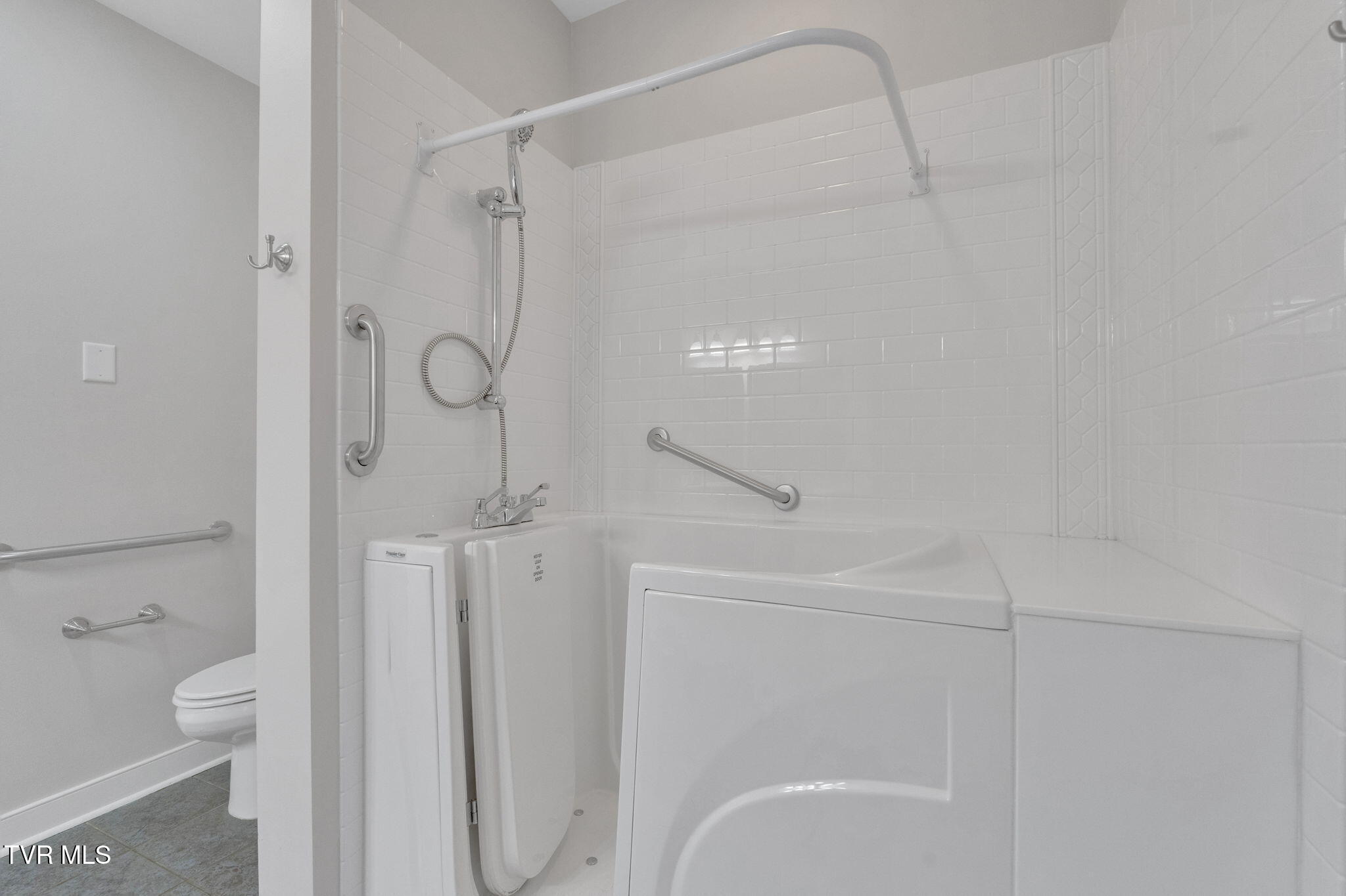 211 University Parkway, 10