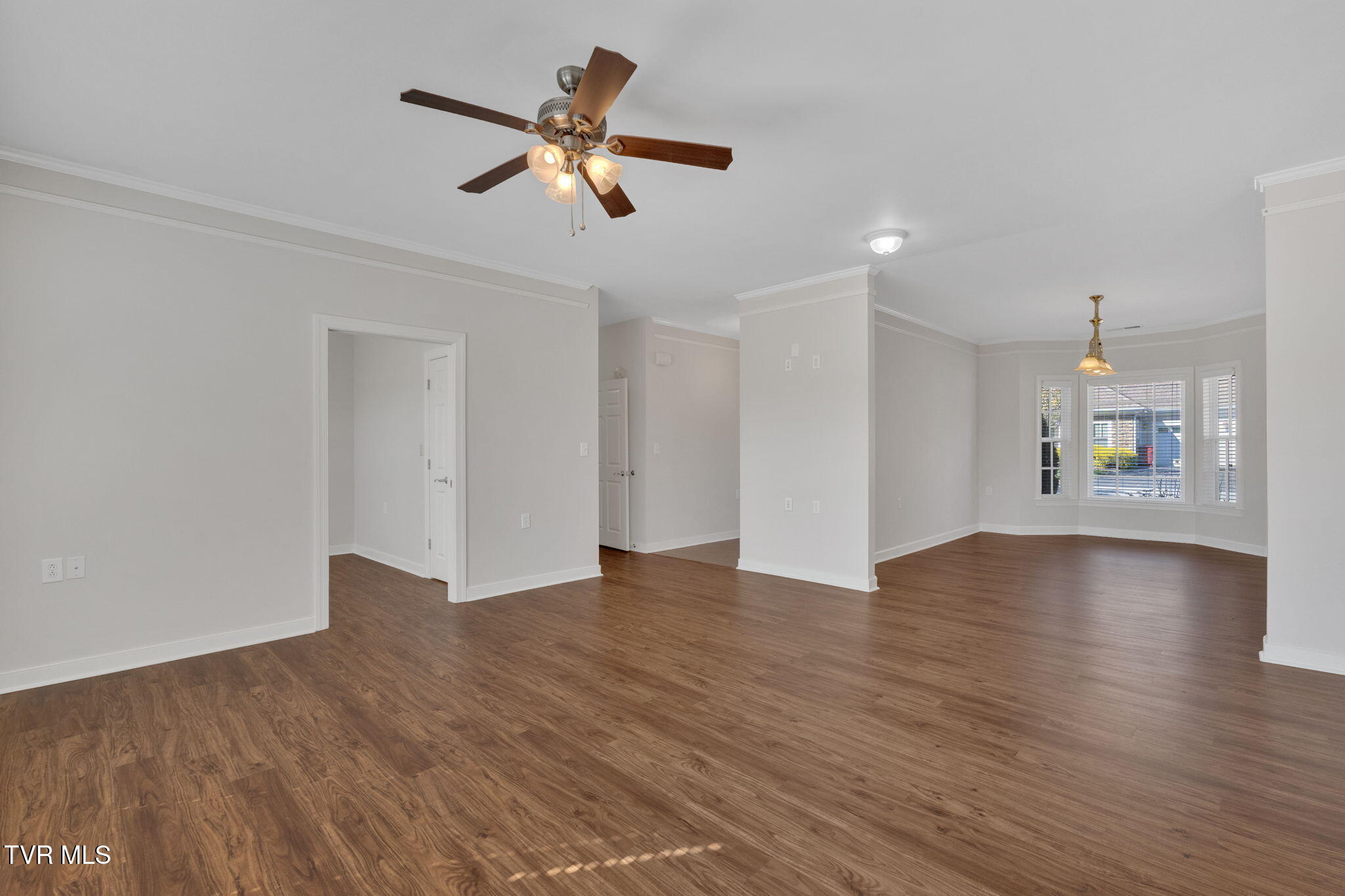 211 University Parkway, 10