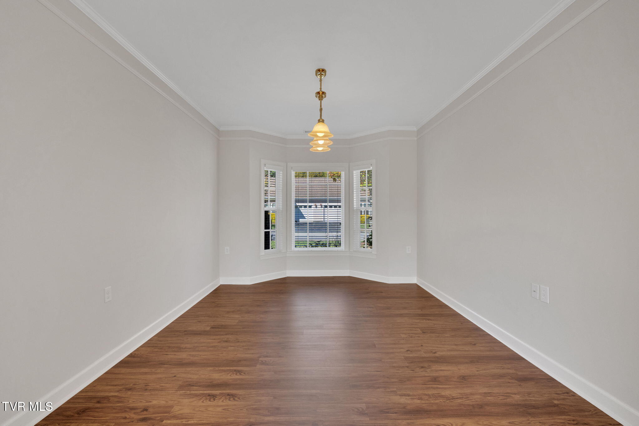 211 University Parkway, 10