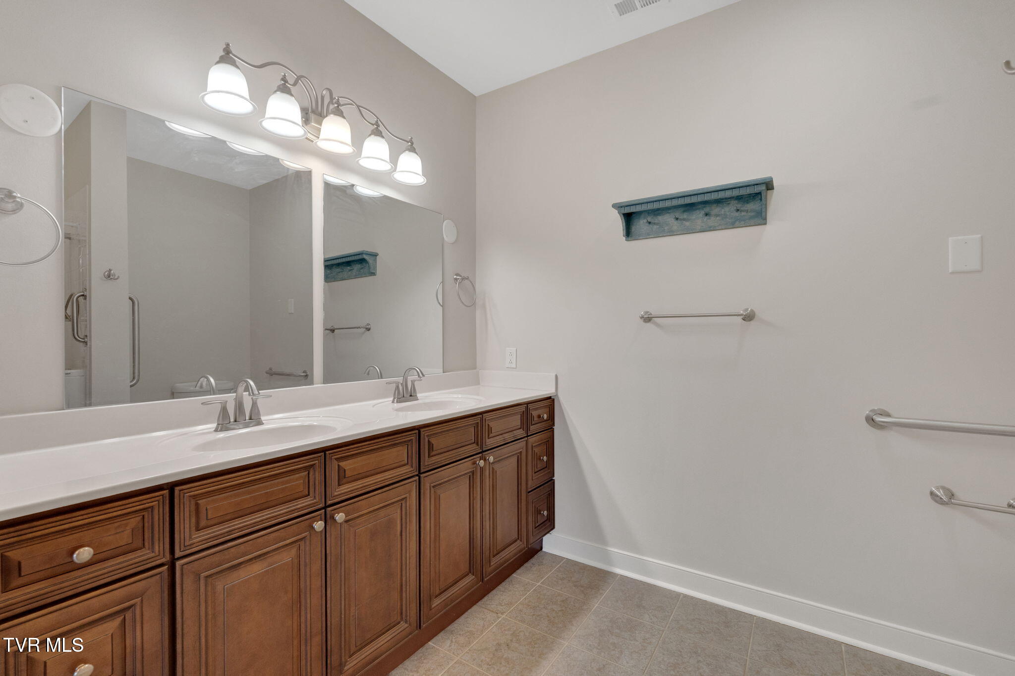 211 University Parkway, 10