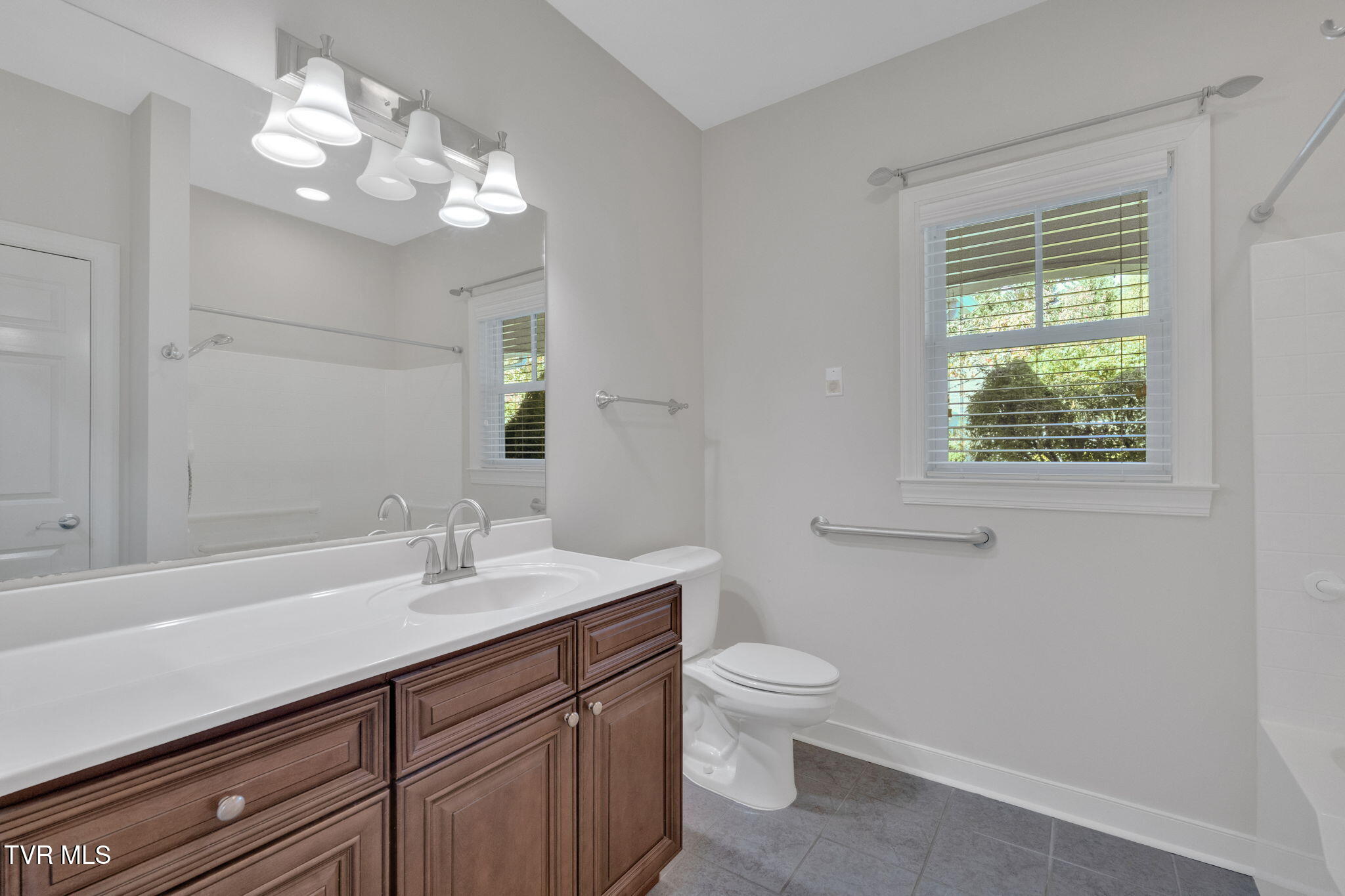 211 University Parkway, 10