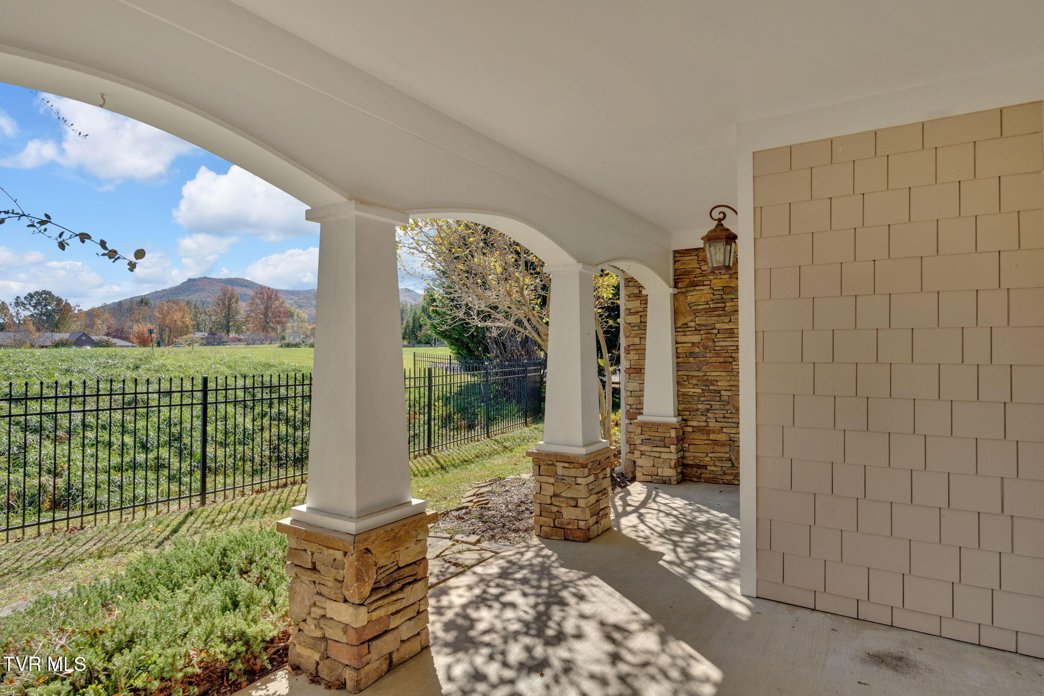 211 University Parkway, 10