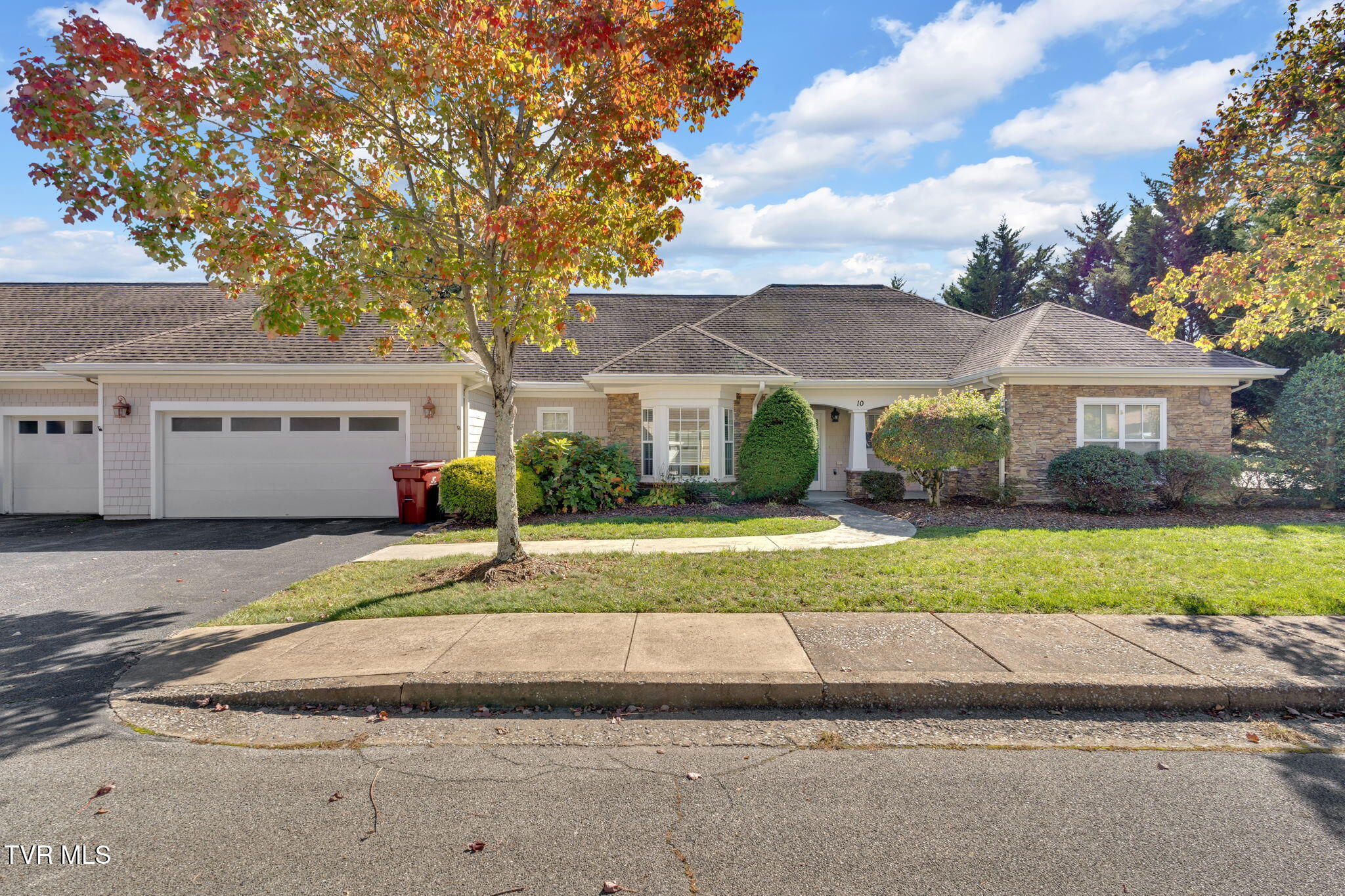 211 University Parkway, 10