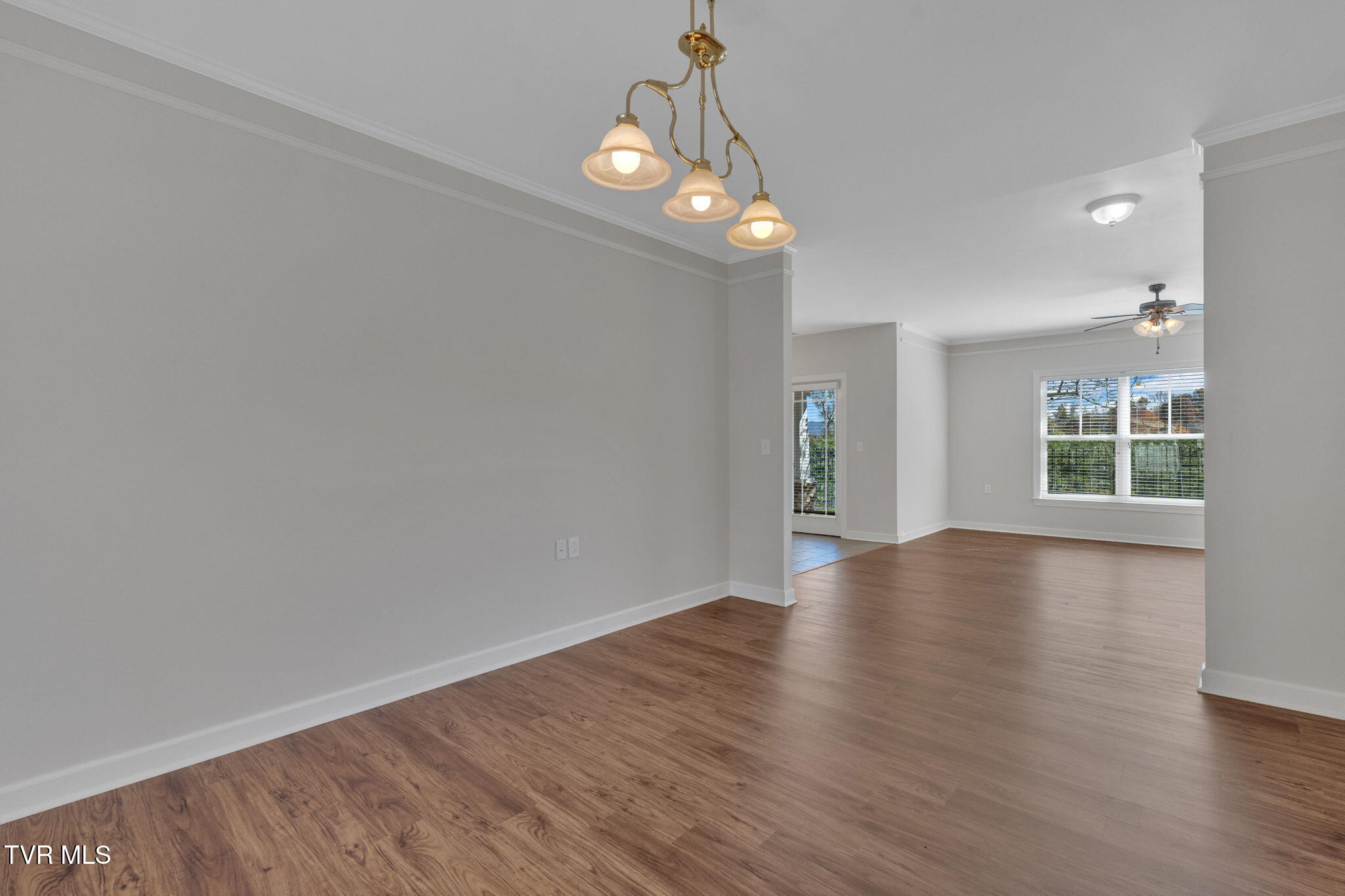 211 University Parkway, 10