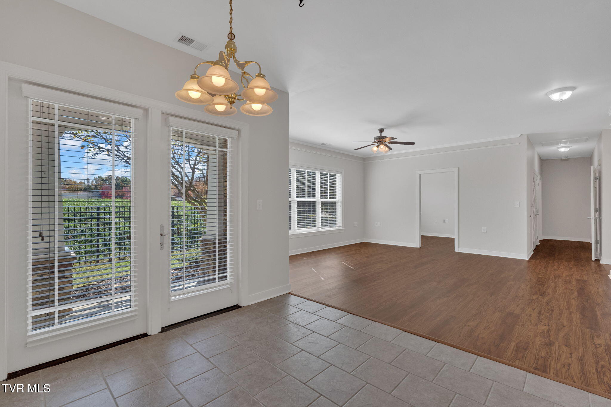 211 University Parkway, 10