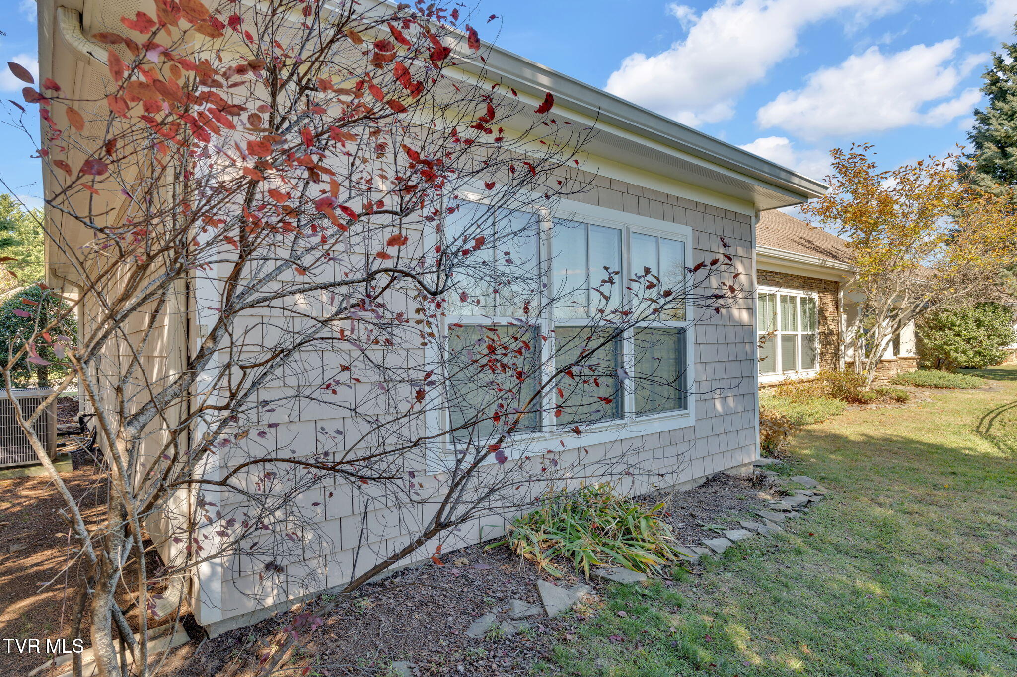 211 University Parkway, 10