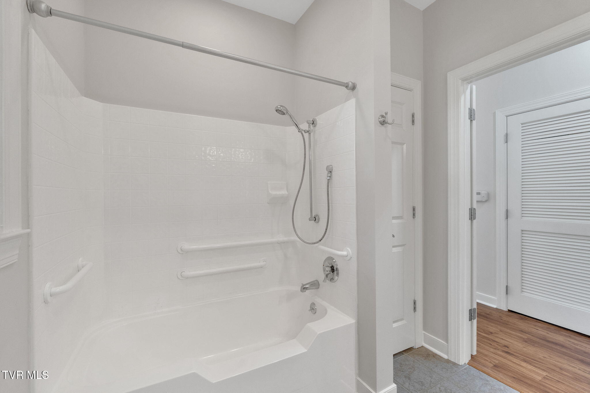 211 University Parkway, 10