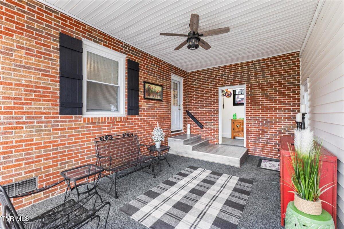 900 North Sycamore Street