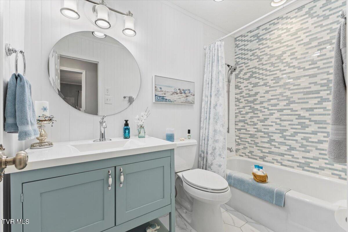 900 North Sycamore Street