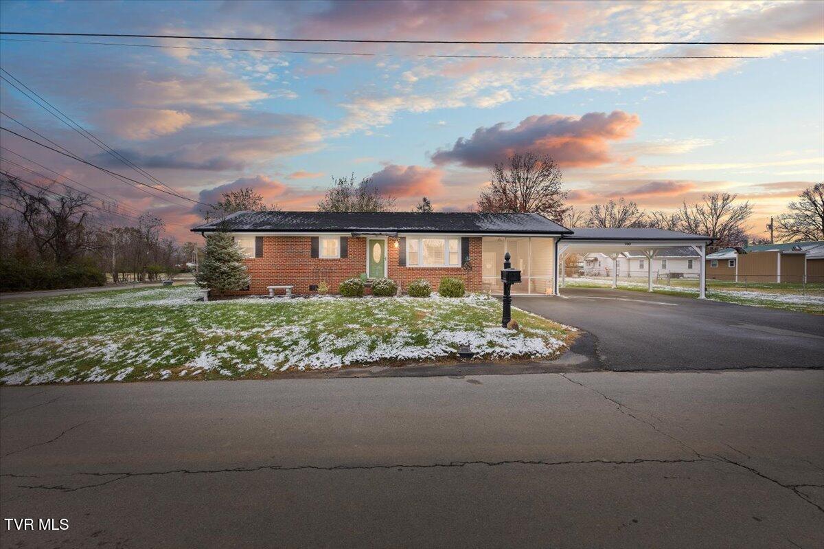 900 North Sycamore Street