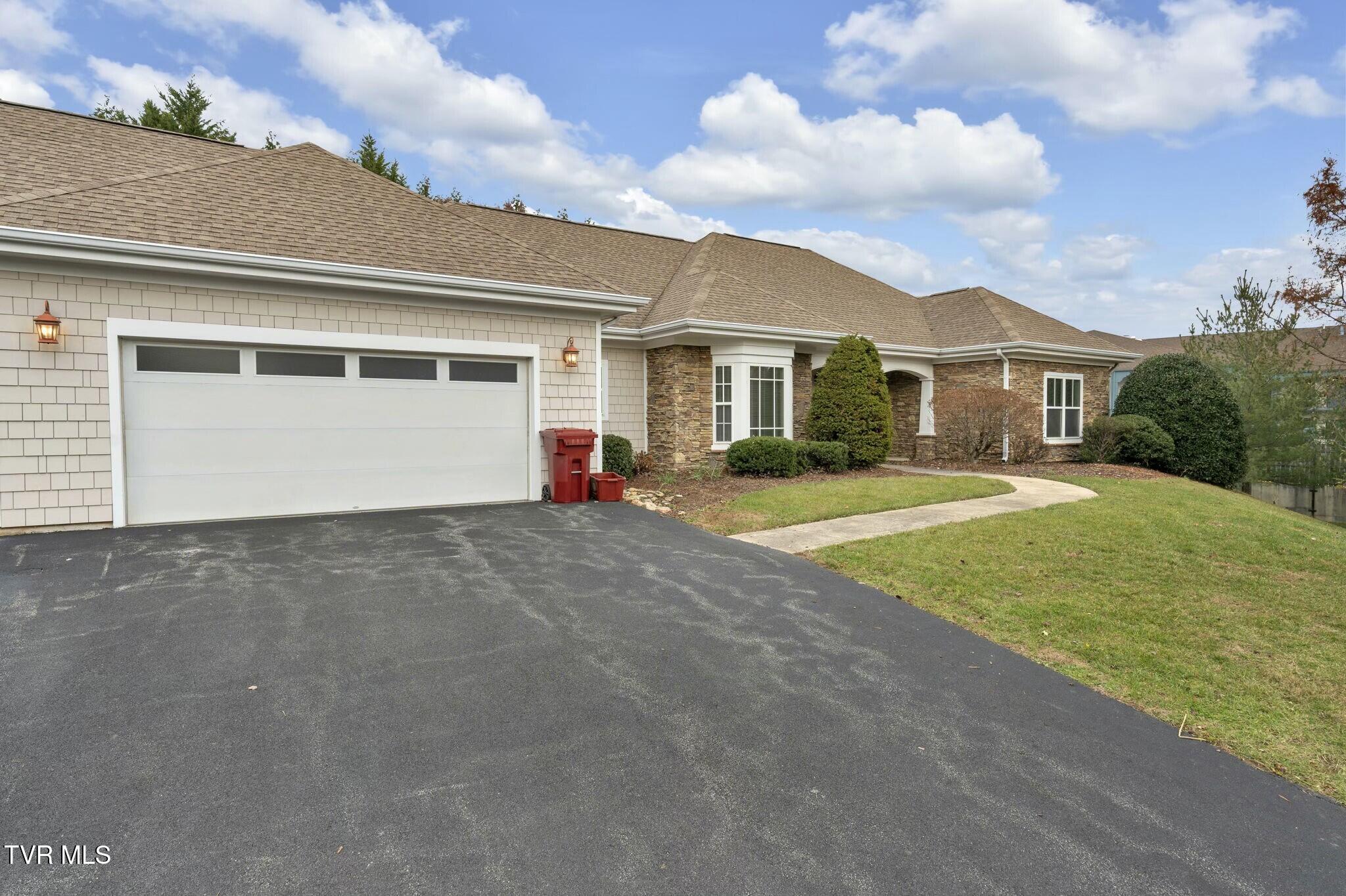 211 University Parkway, 4