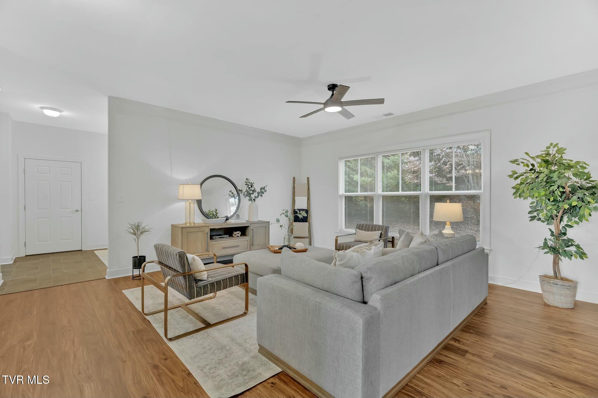 211 University Parkway, 4