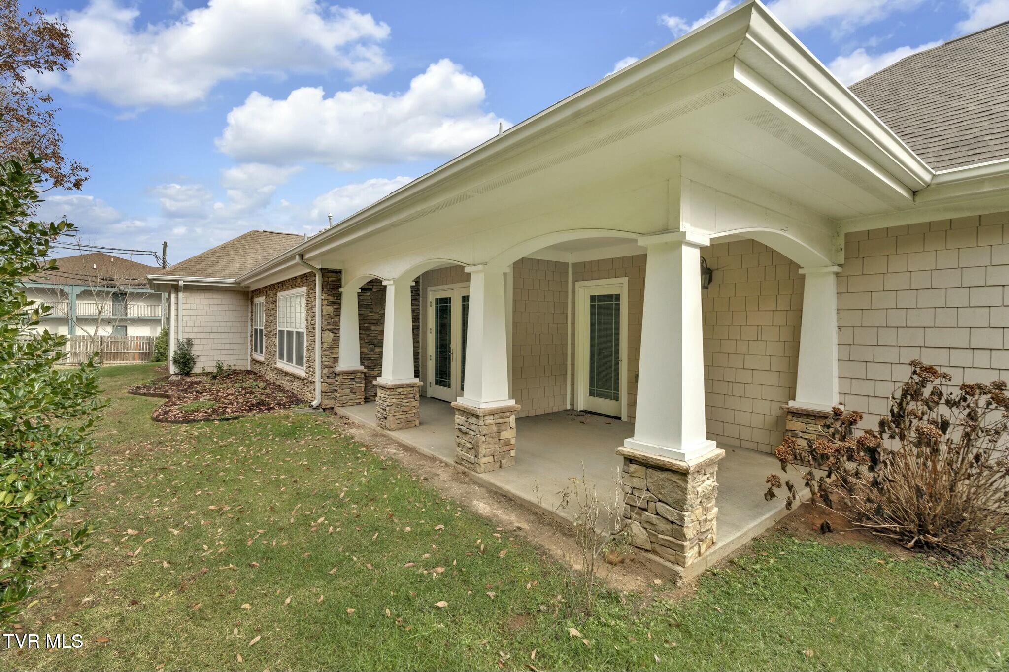 211 University Parkway, 4