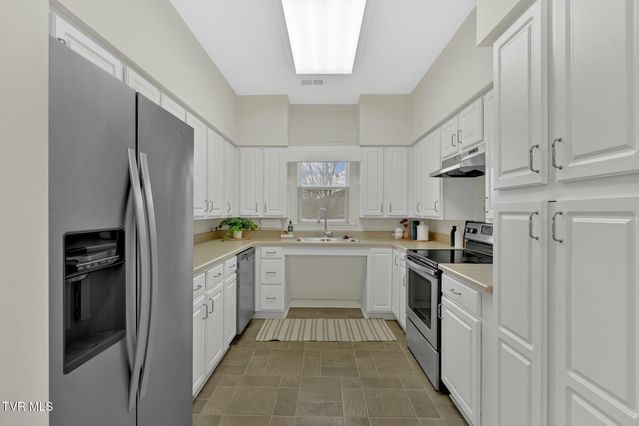 211 University Parkway, 4