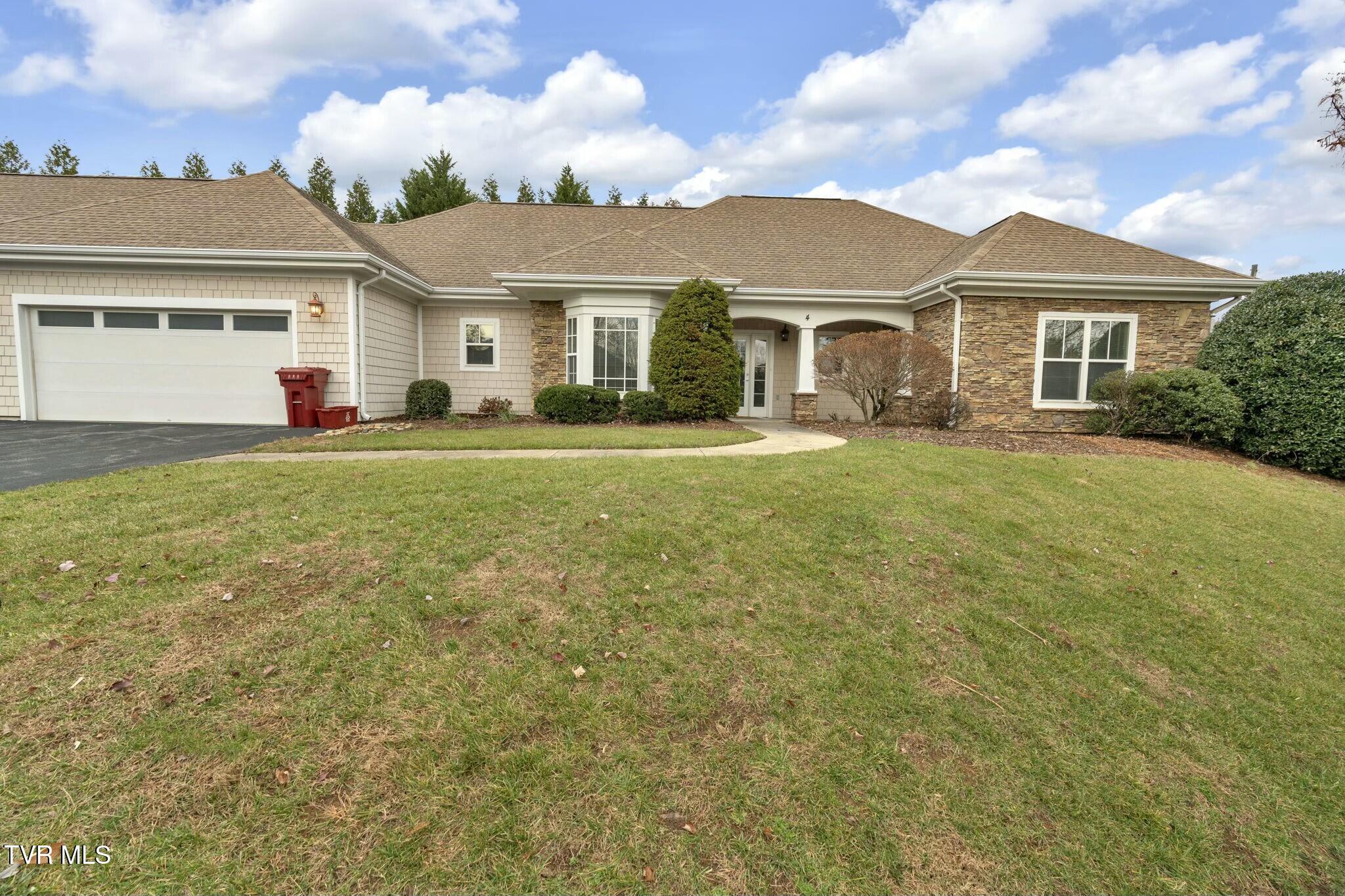 211 University Parkway, 4