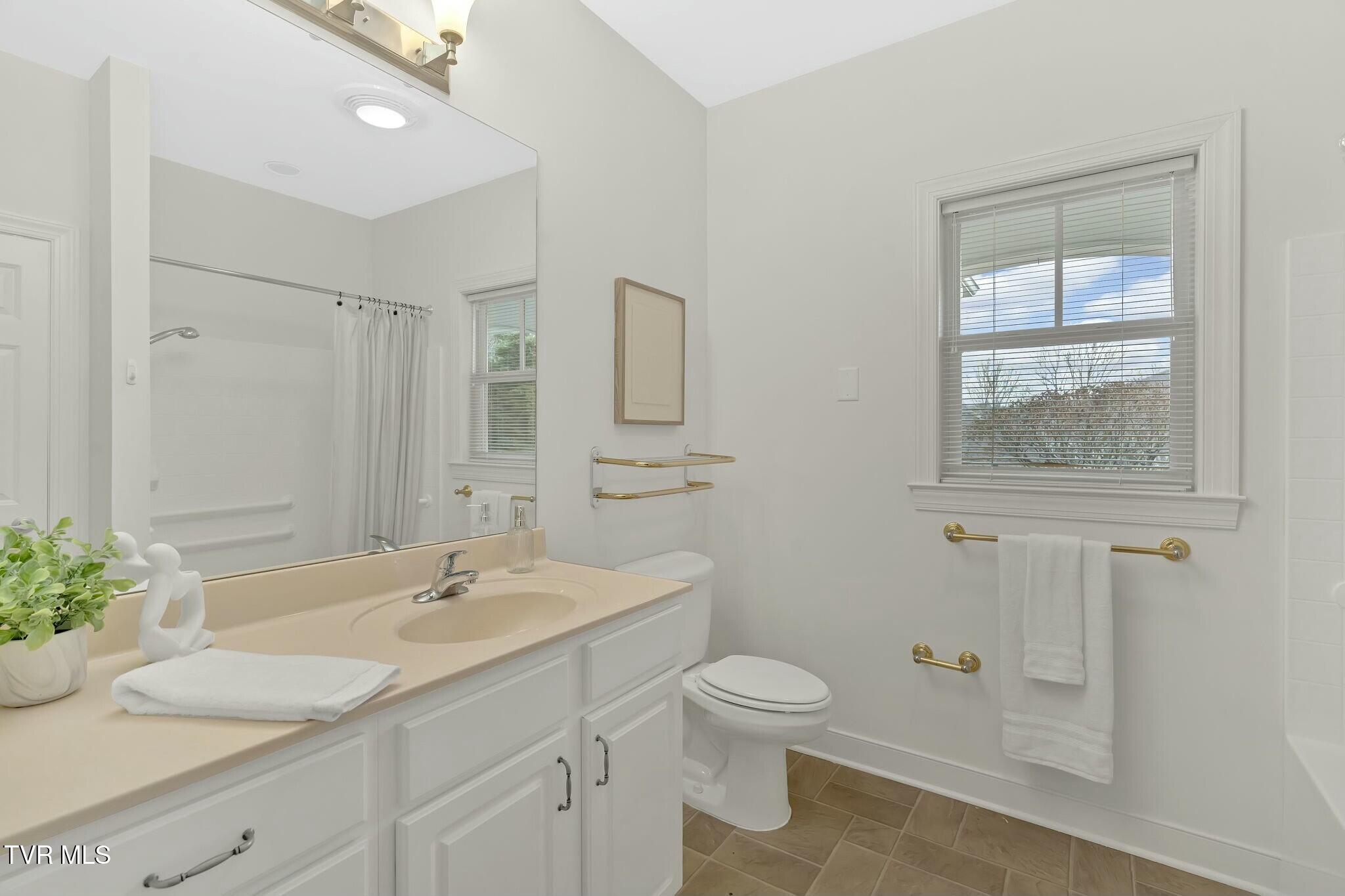 211 University Parkway, 4