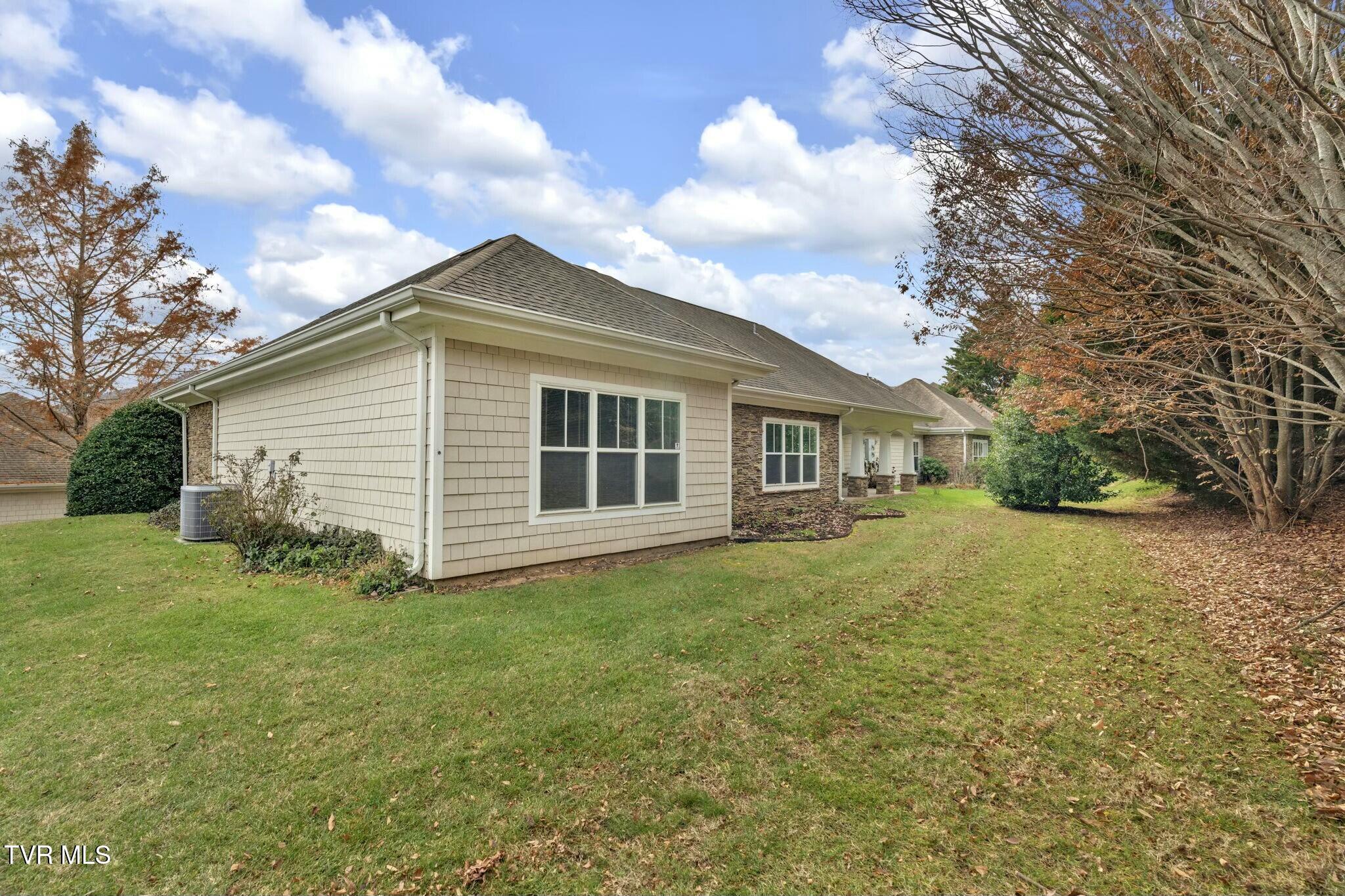 211 University Parkway, 4