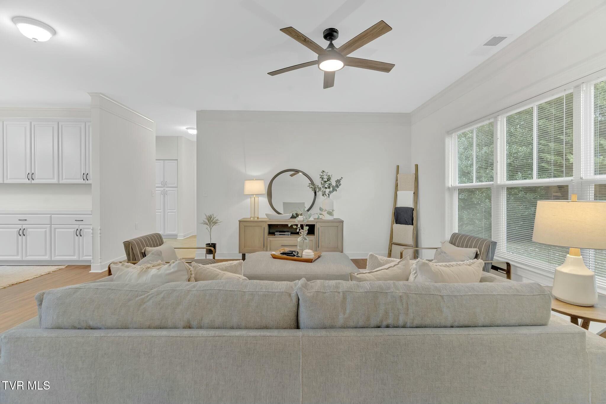 211 University Parkway, 4