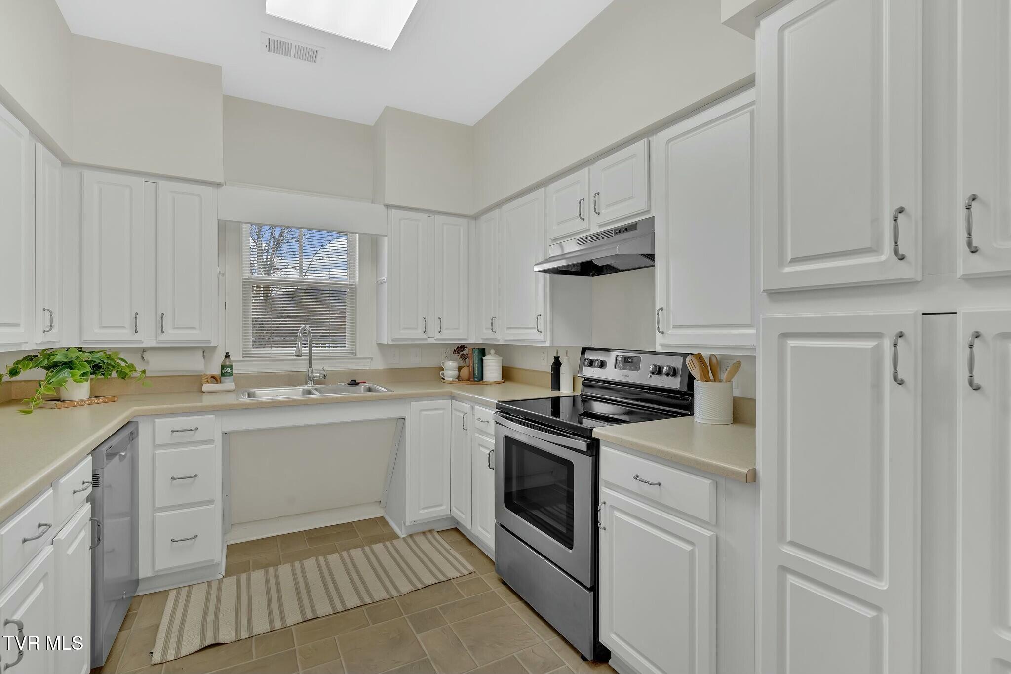 211 University Parkway, 4