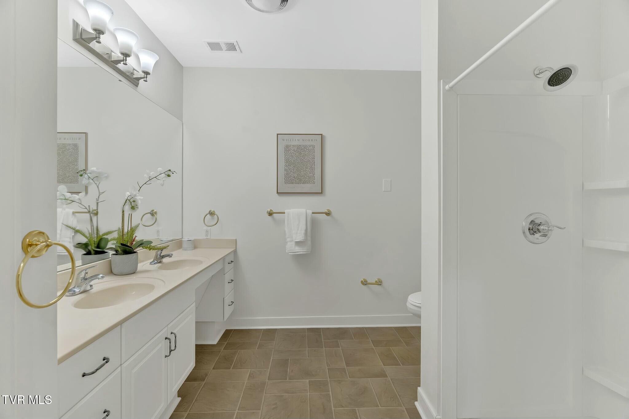 211 University Parkway, 4