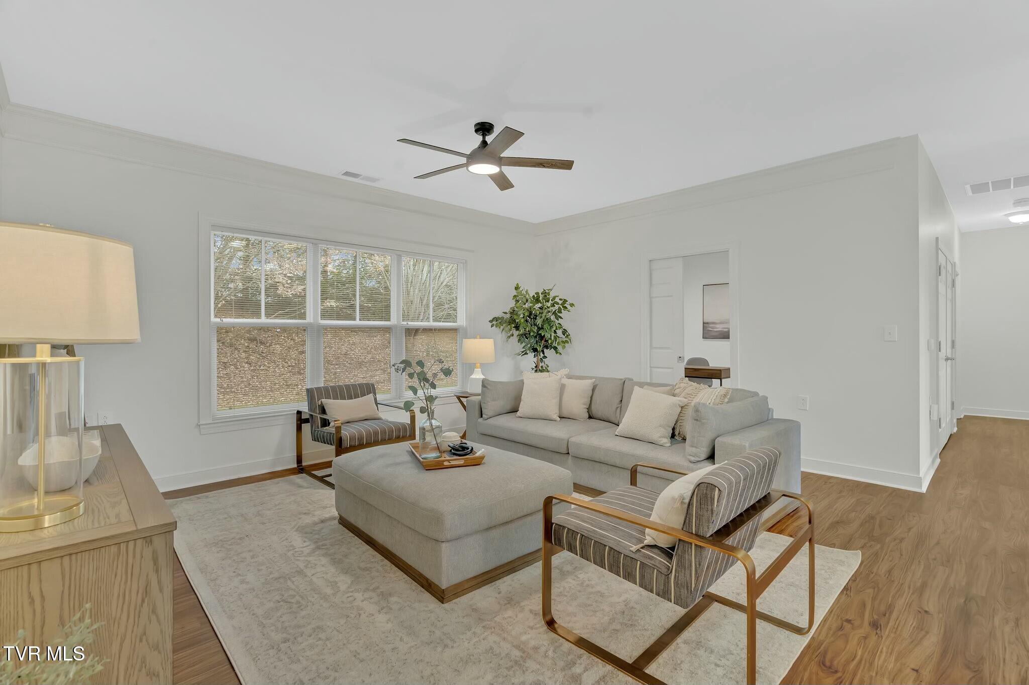 211 University Parkway, 4