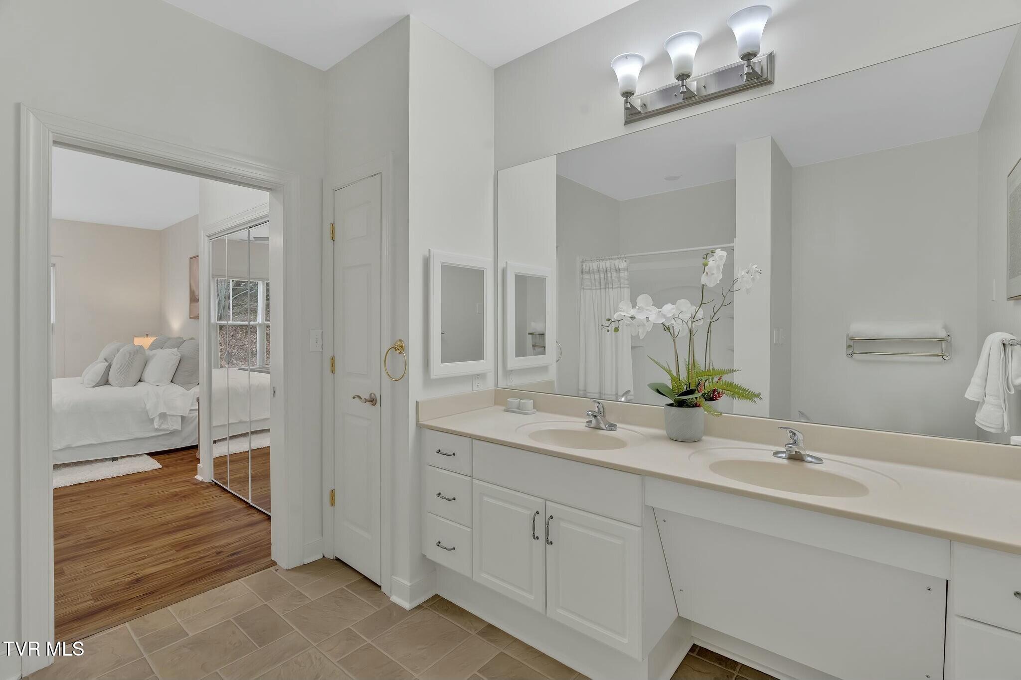 211 University Parkway, 4