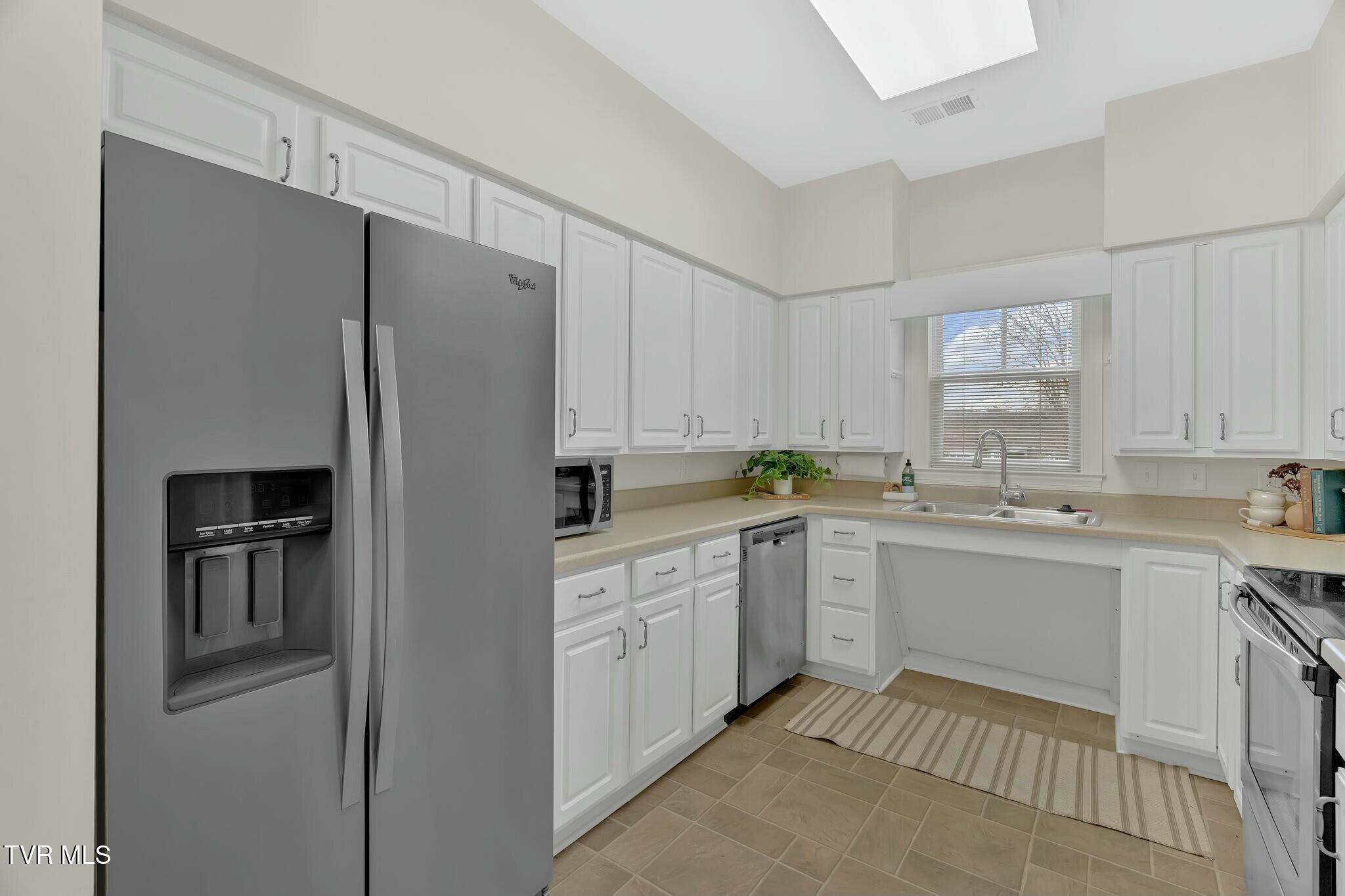 211 University Parkway, 4