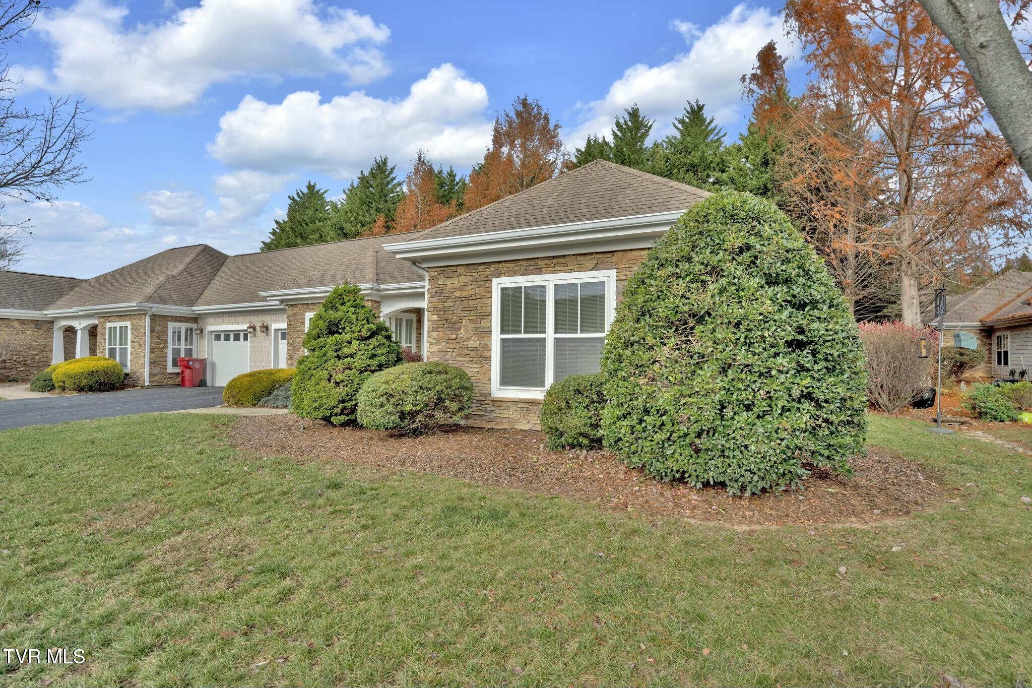 211 University Parkway, 12