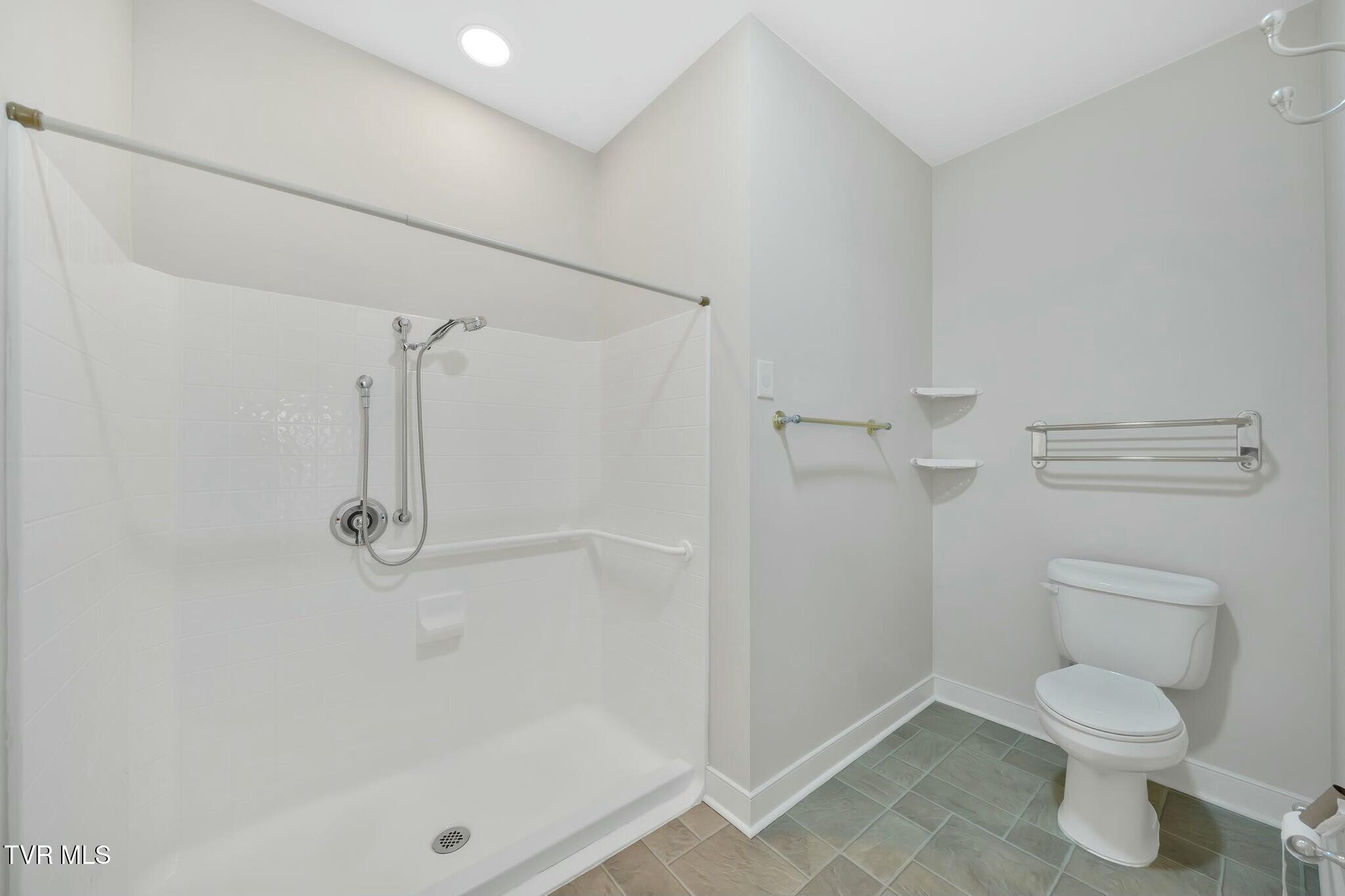 211 University Parkway, 12