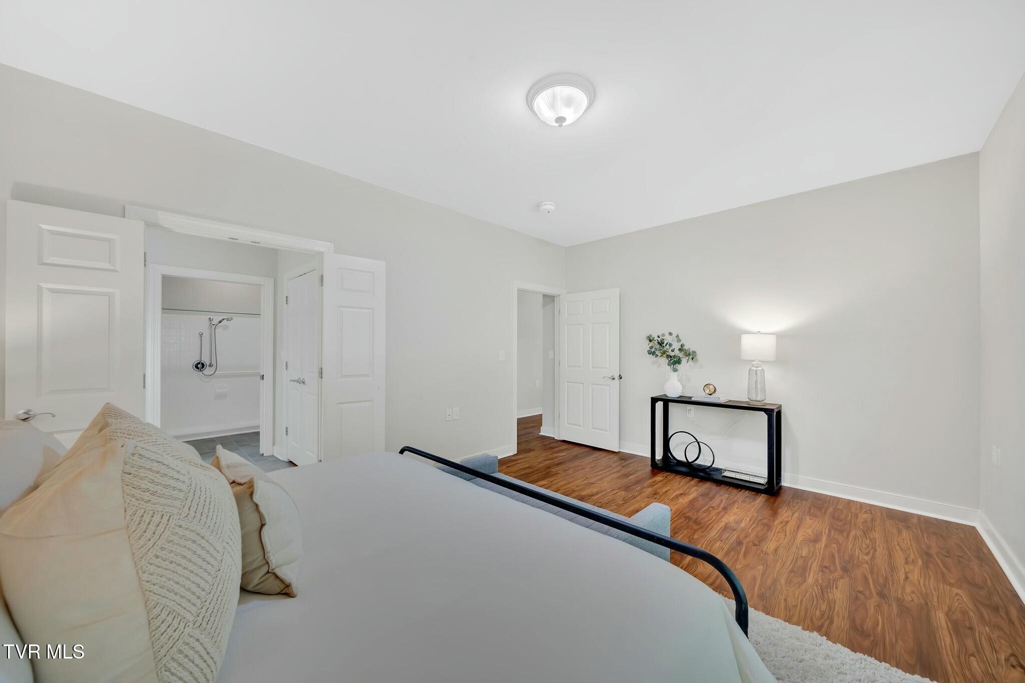 211 University Parkway, 12