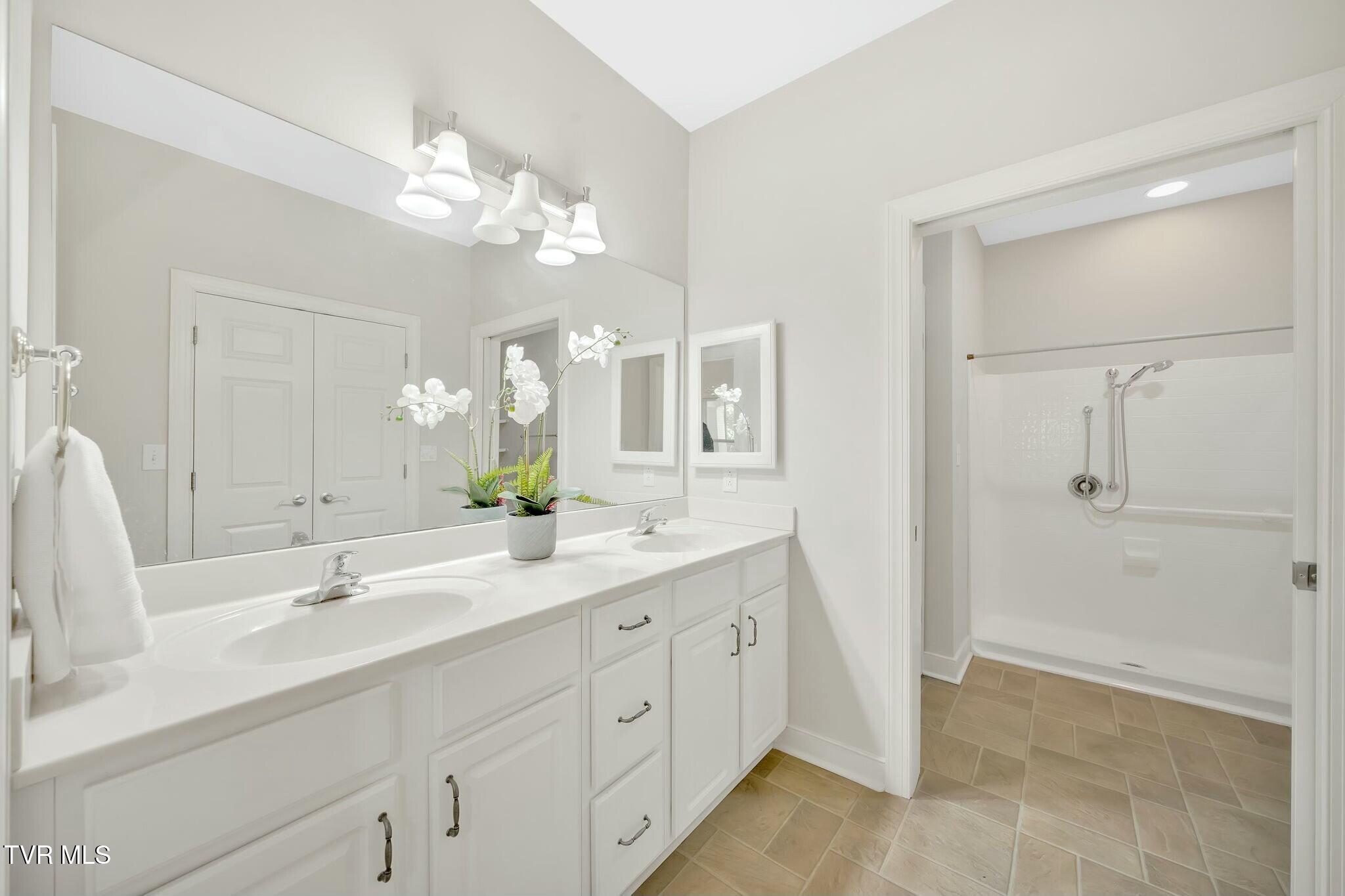 211 University Parkway, 12