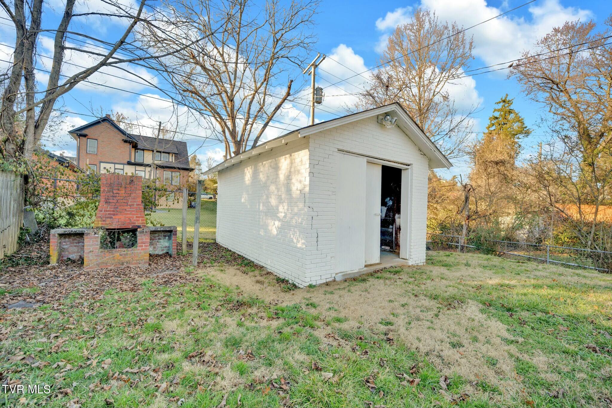 113 East 10th Avenue