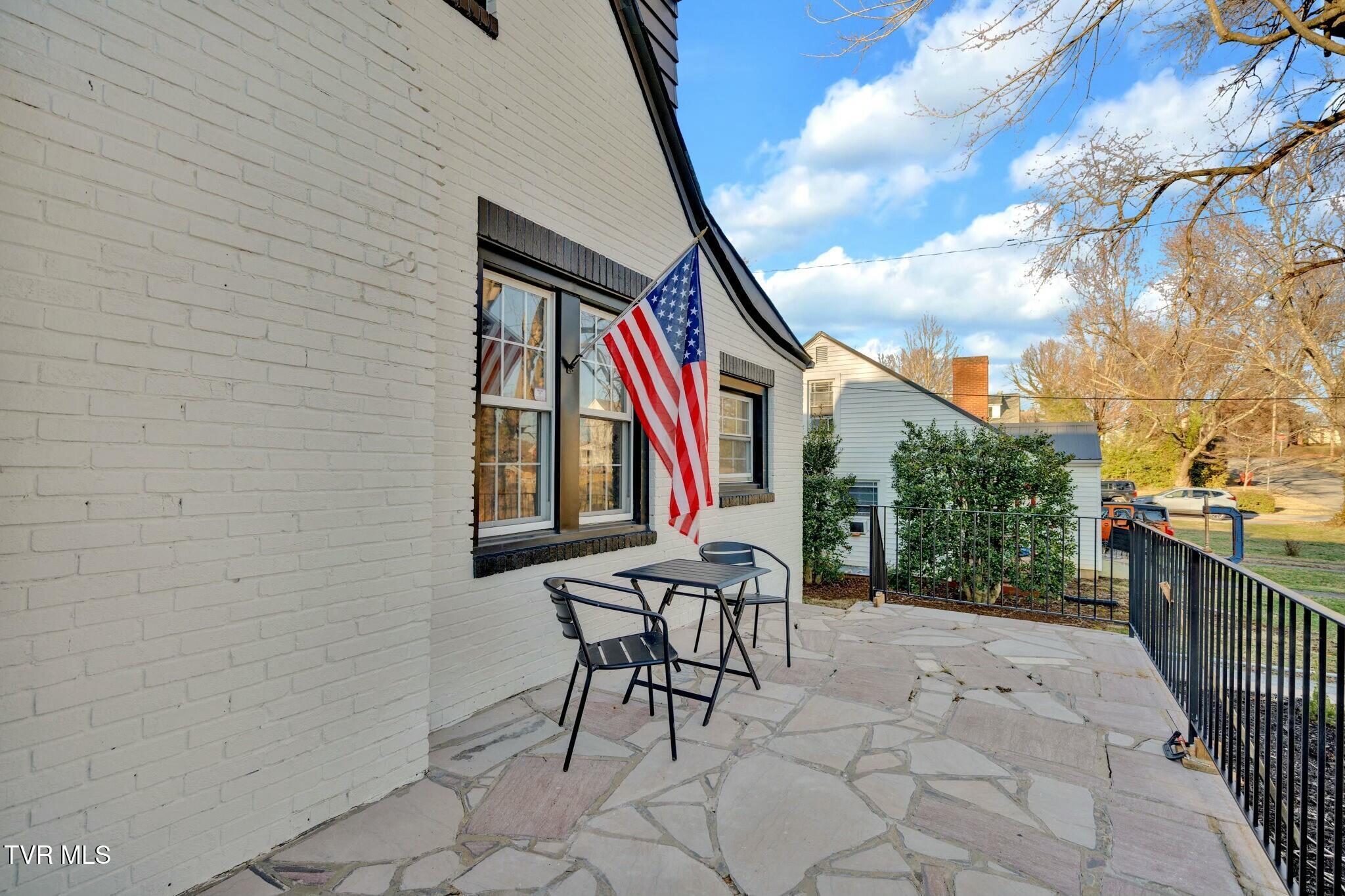 113 East 10th Avenue