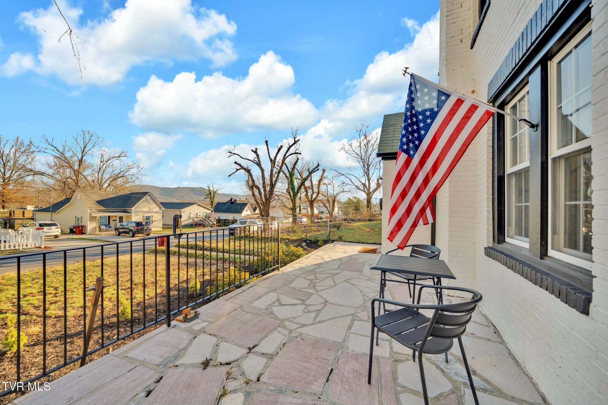 113 East 10th Avenue