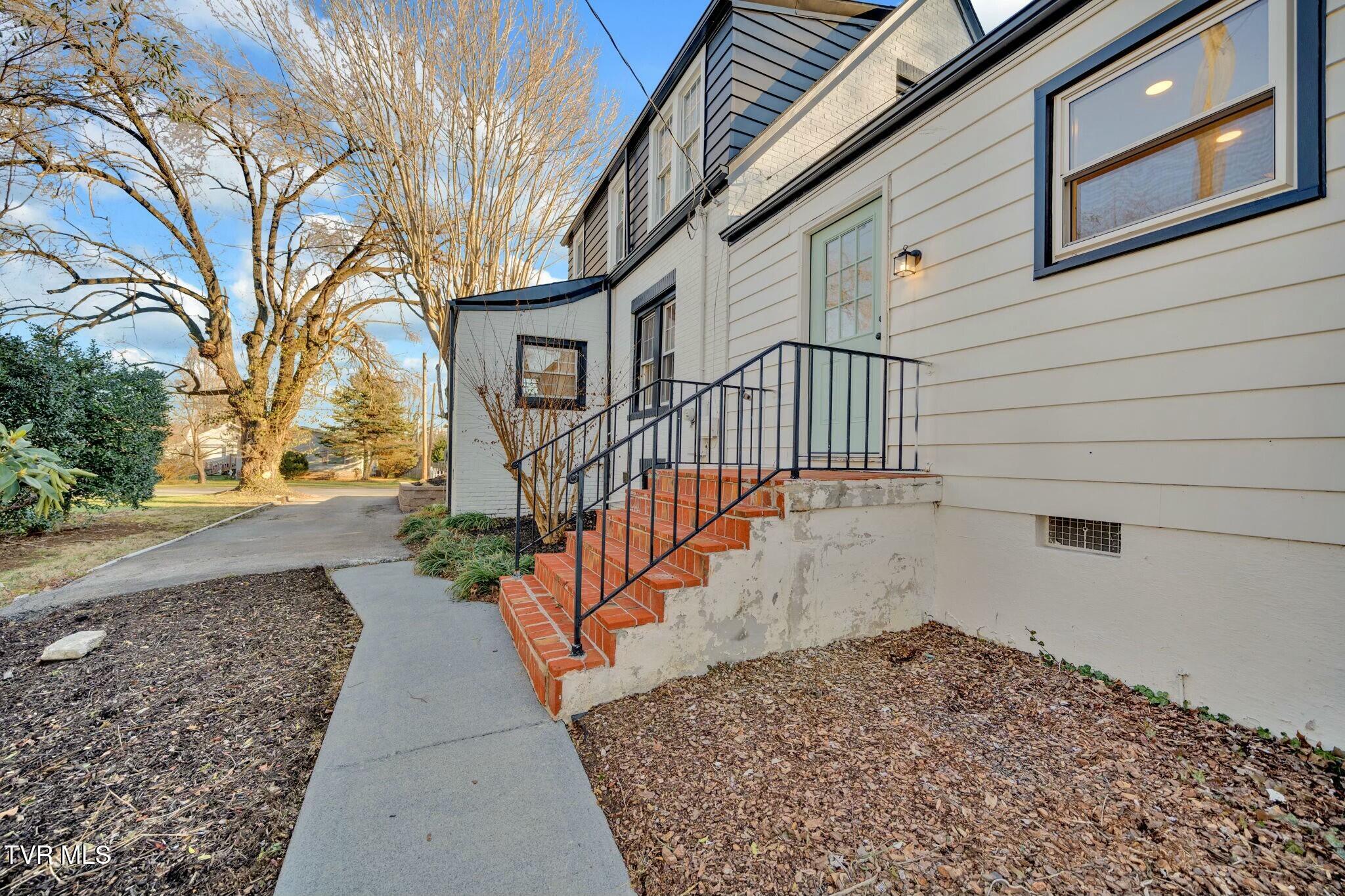 113 East 10th Avenue