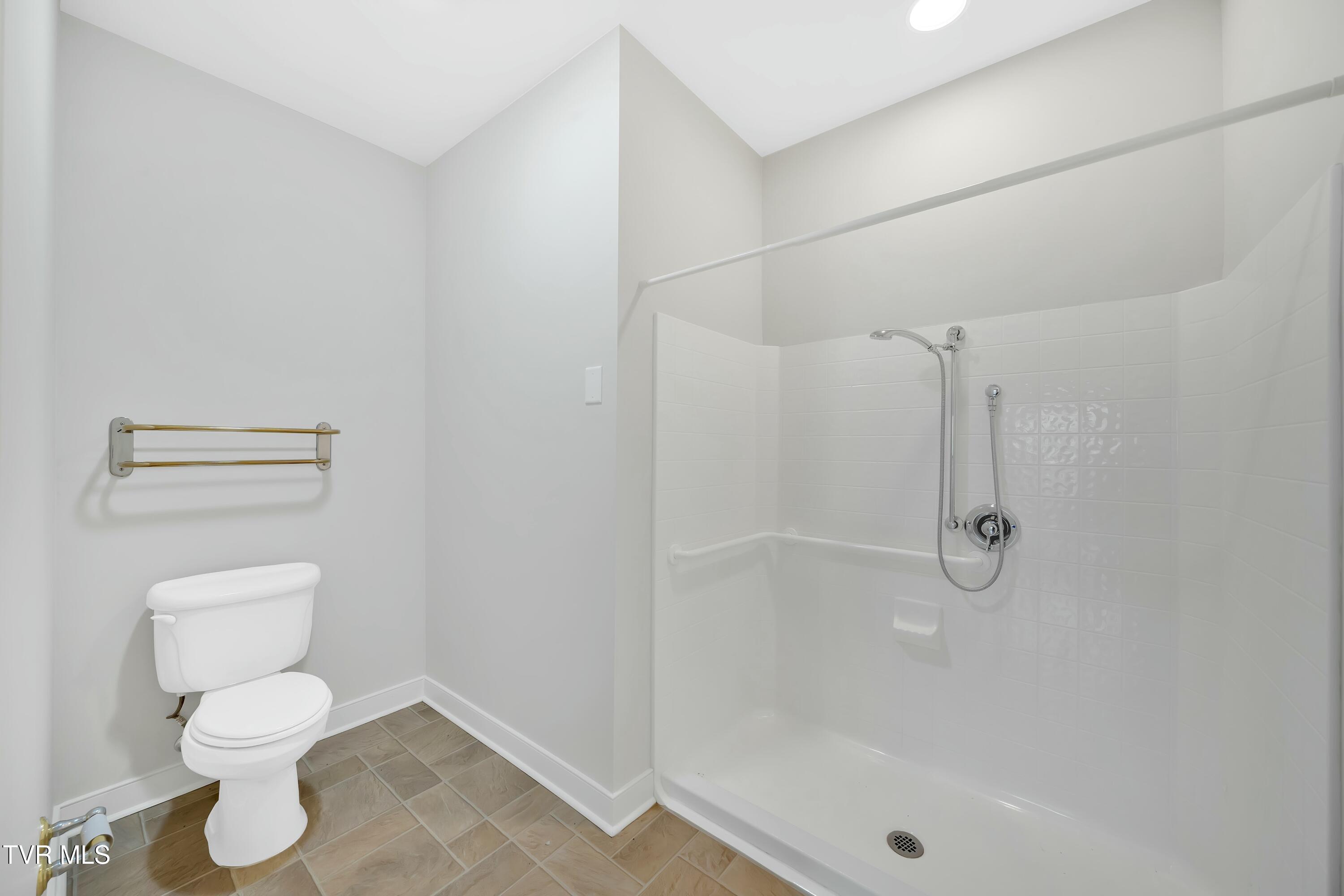 211 University Parkway, 5