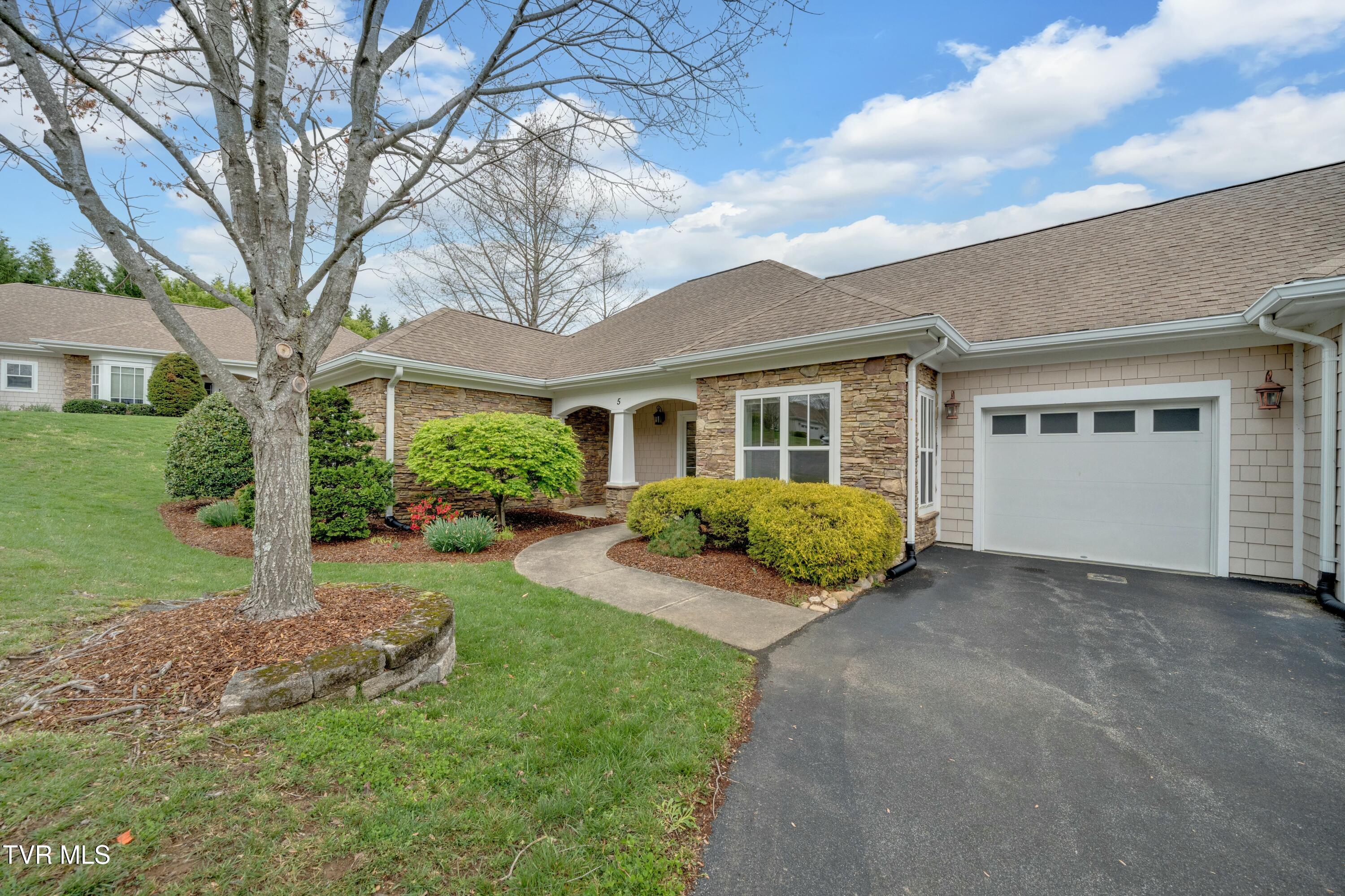 211 University Parkway, 5