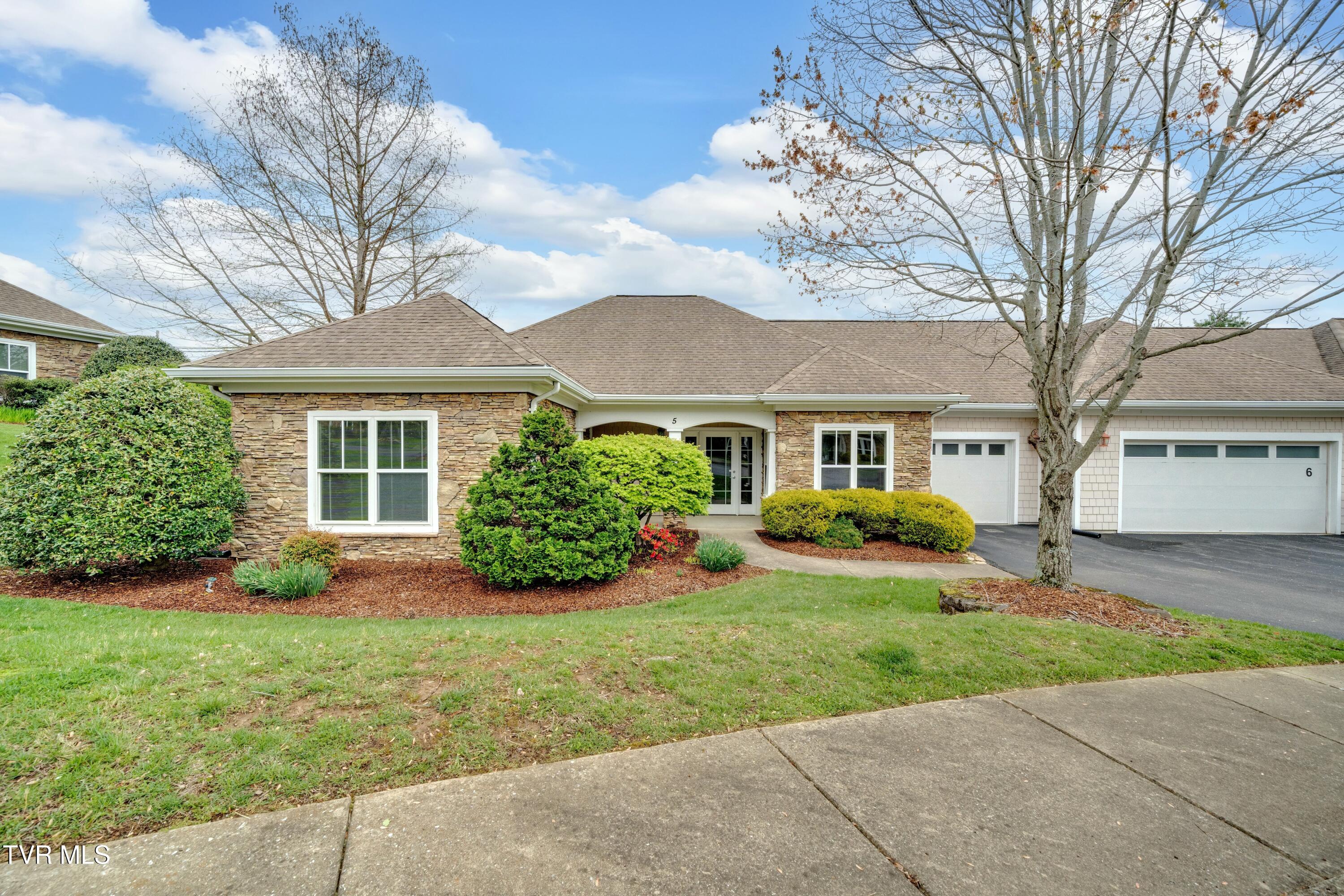 211 University Parkway, 5